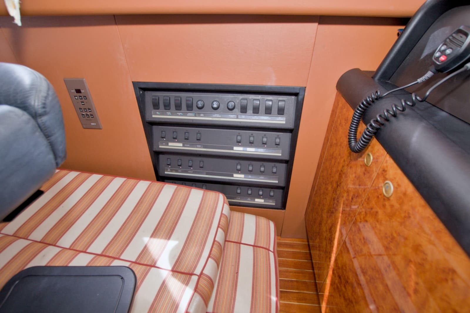 1998 Lazzara Yachts 76 Skylounge Grand Salon - Photo 58