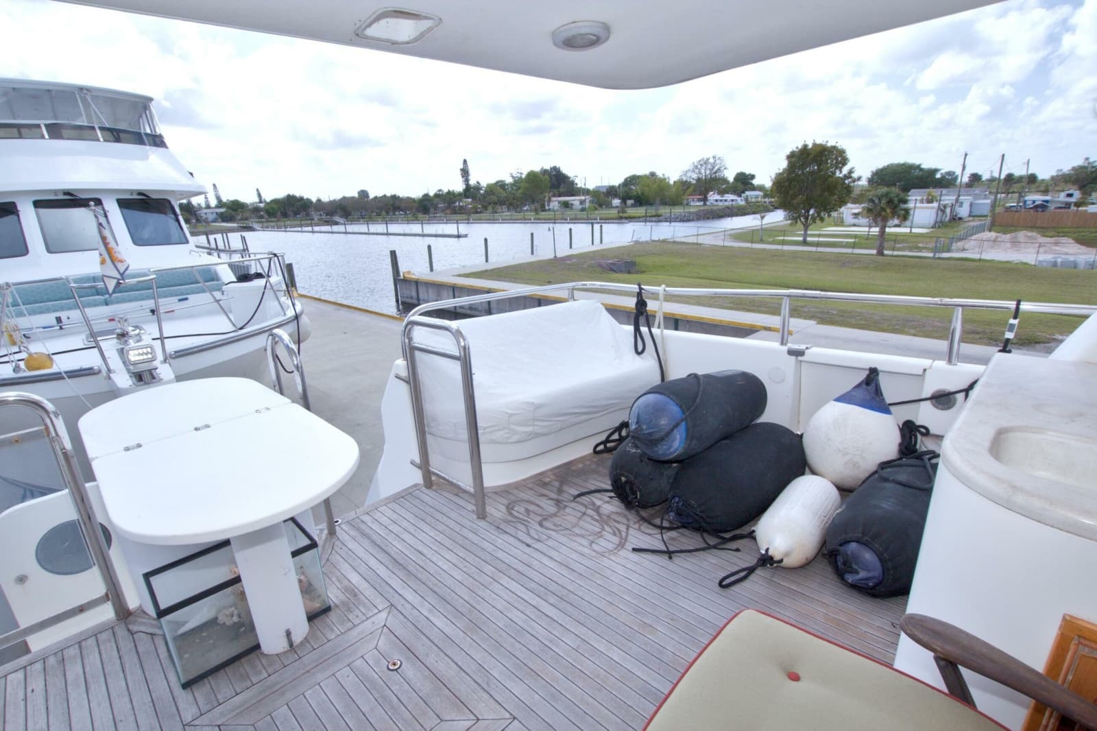 1998 Lazzara Yachts 76 Skylounge Grand Salon - Photo 8