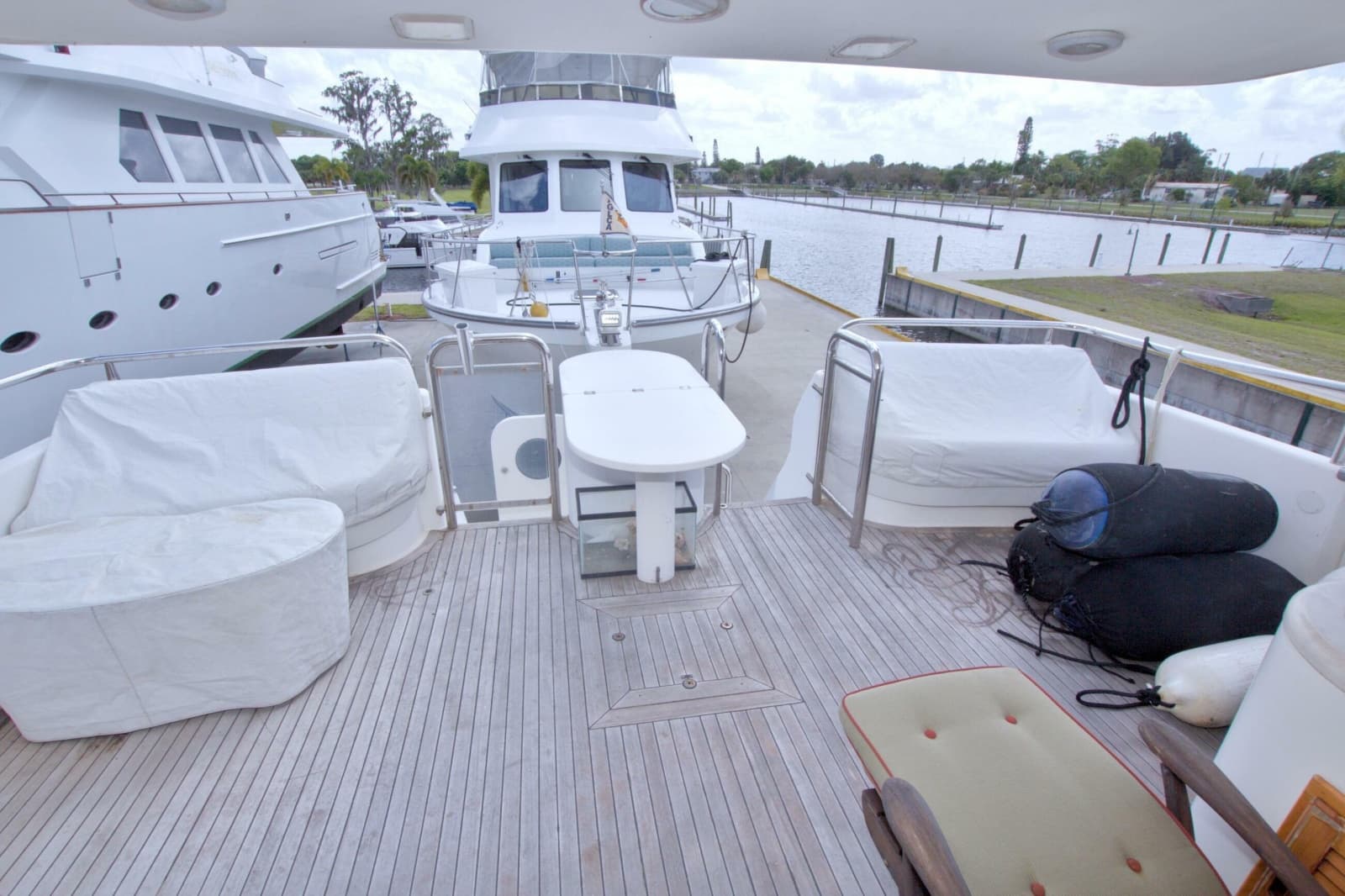 1998 Lazzara Yachts 76 Skylounge Grand Salon - Photo 7