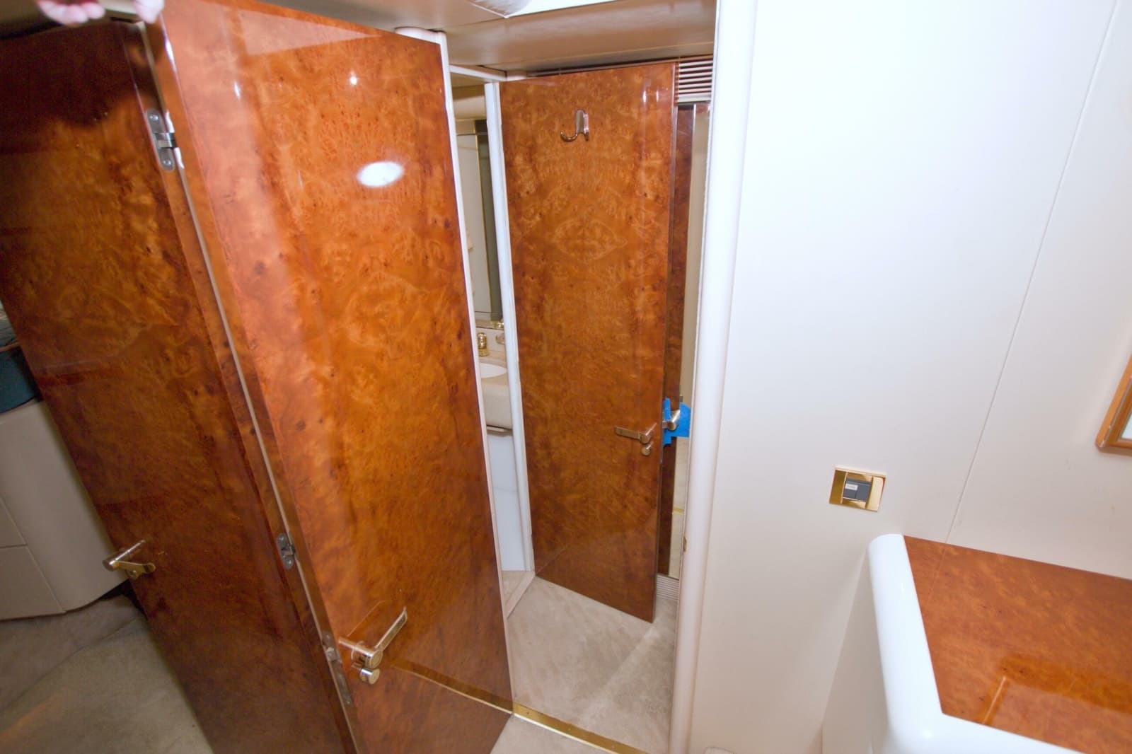 1998 Lazzara Yachts 76 Skylounge Grand Salon - Photo 98