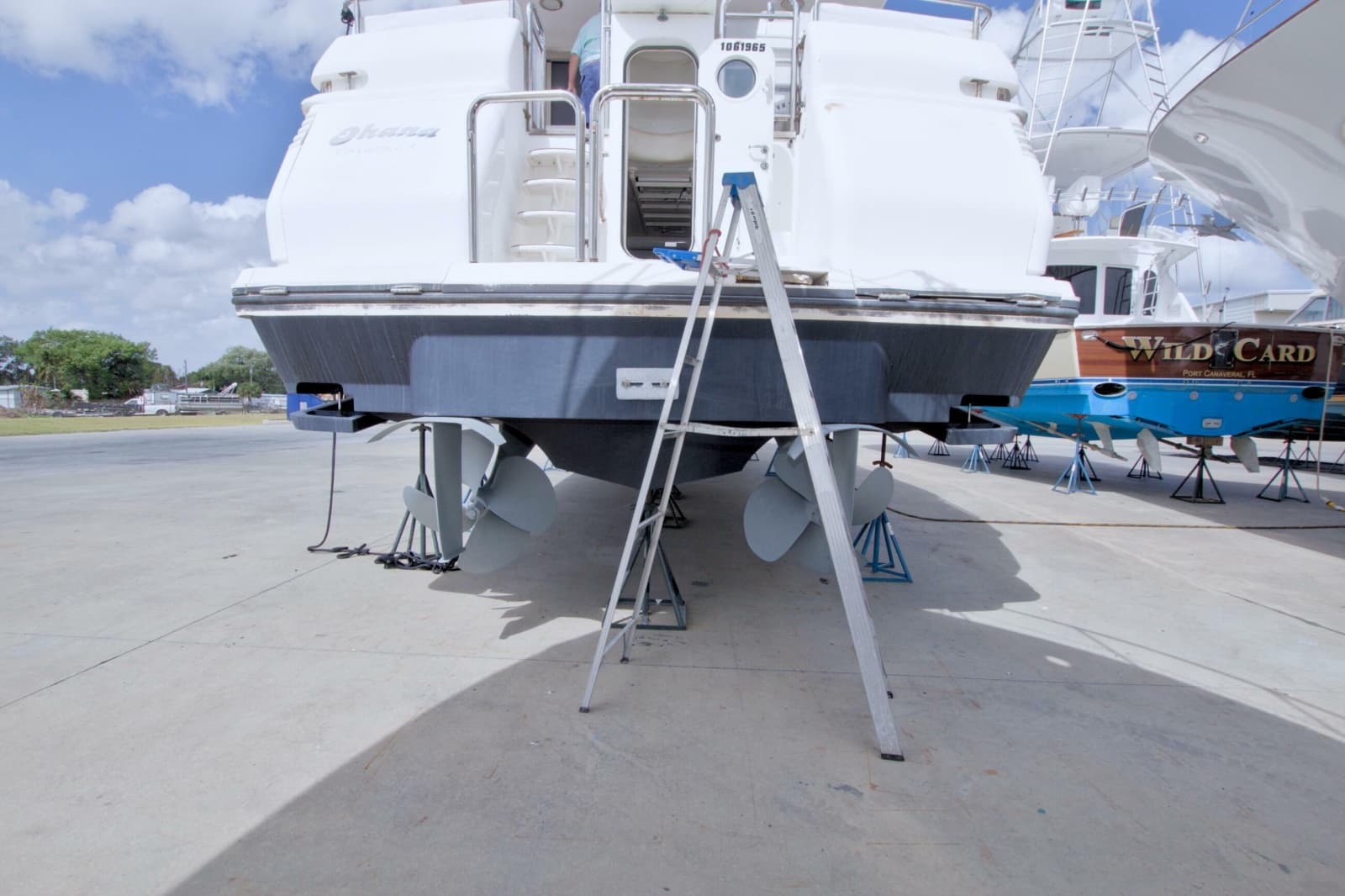 1998 Lazzara Yachts 76 Skylounge Grand Salon - Photo 124