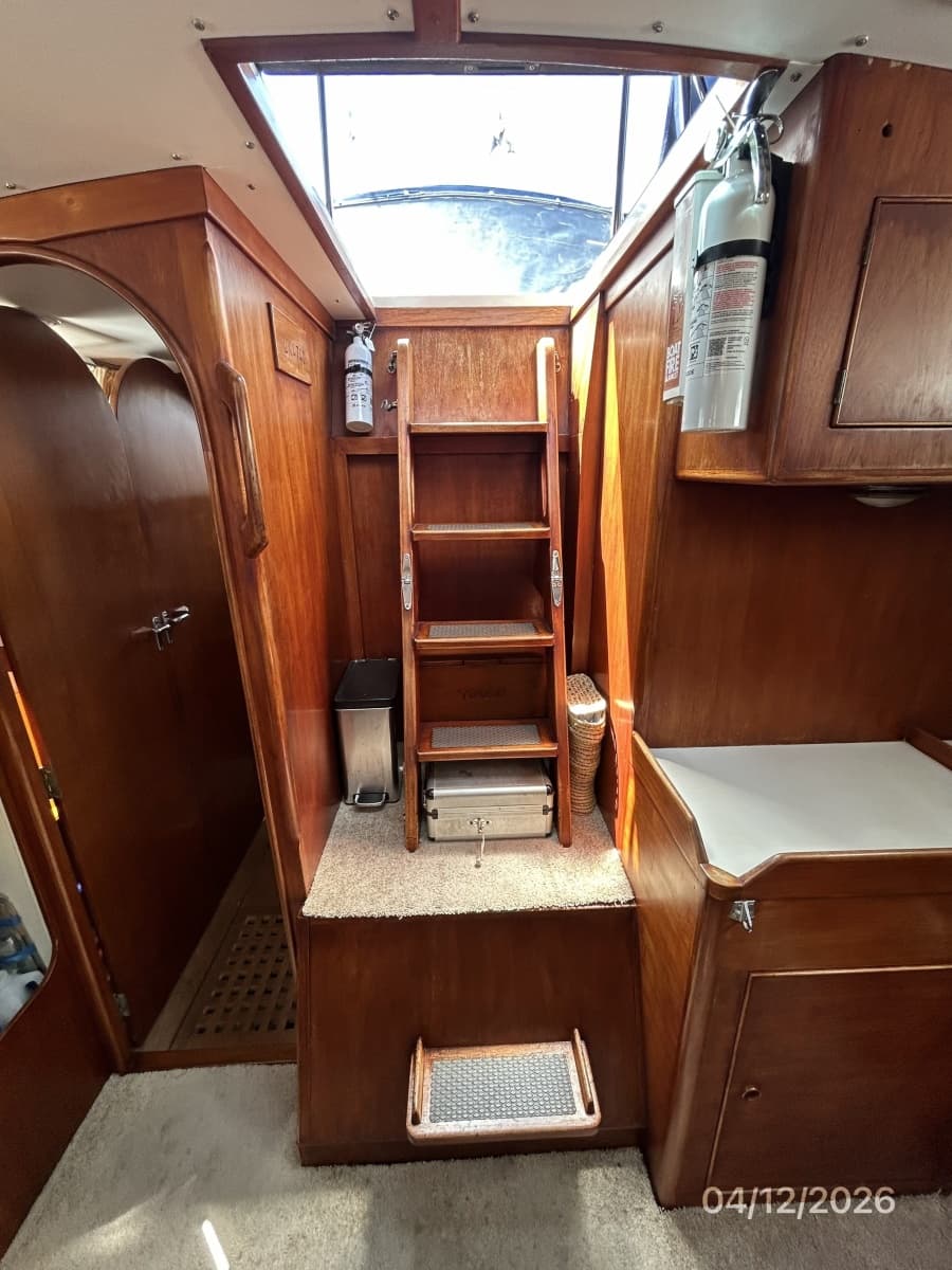 41' Rival forward companionway3