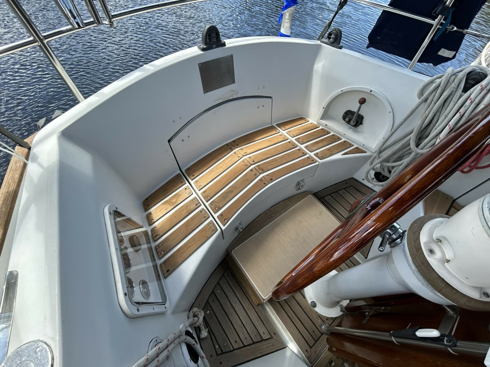 41' Rival cockpit aft seating