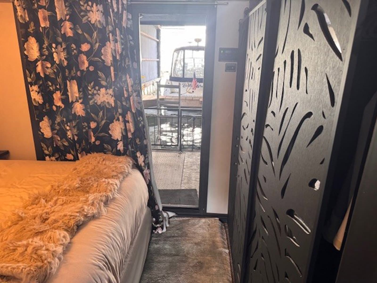 1985 Three Buoys Houseboat