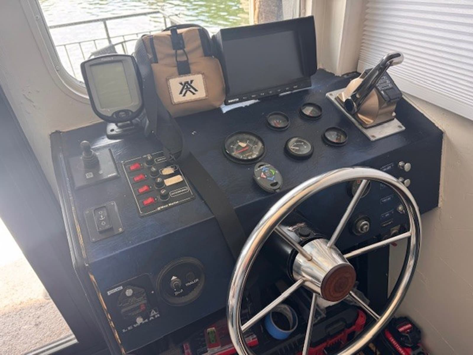 1985 Three Buoys Houseboat