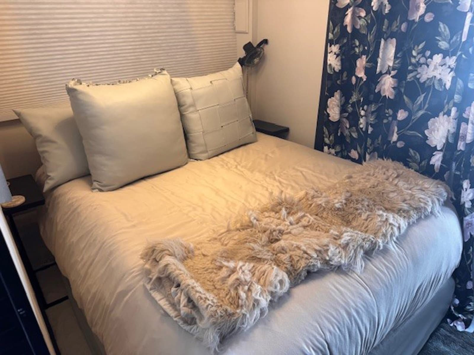 1985 Three Buoys Houseboat