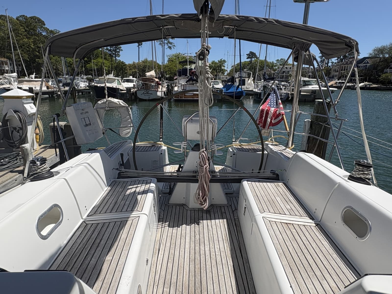 Cockpit lockers to port and starboard