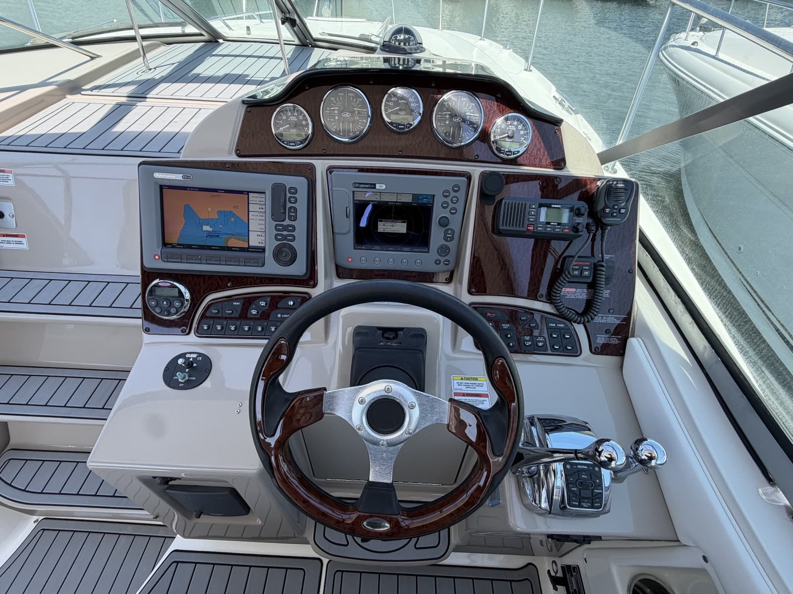 2008 Sea Ray 330 Sundancer - Photo 11