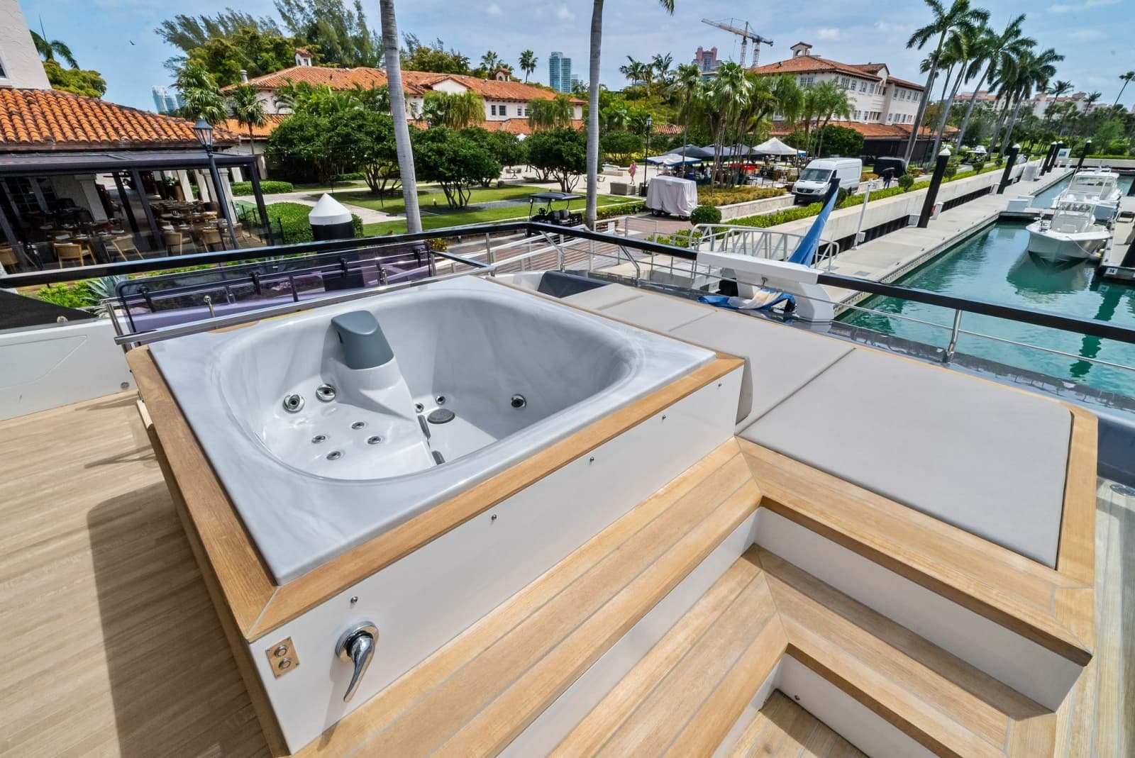 2023 Ferretti Yachts 860