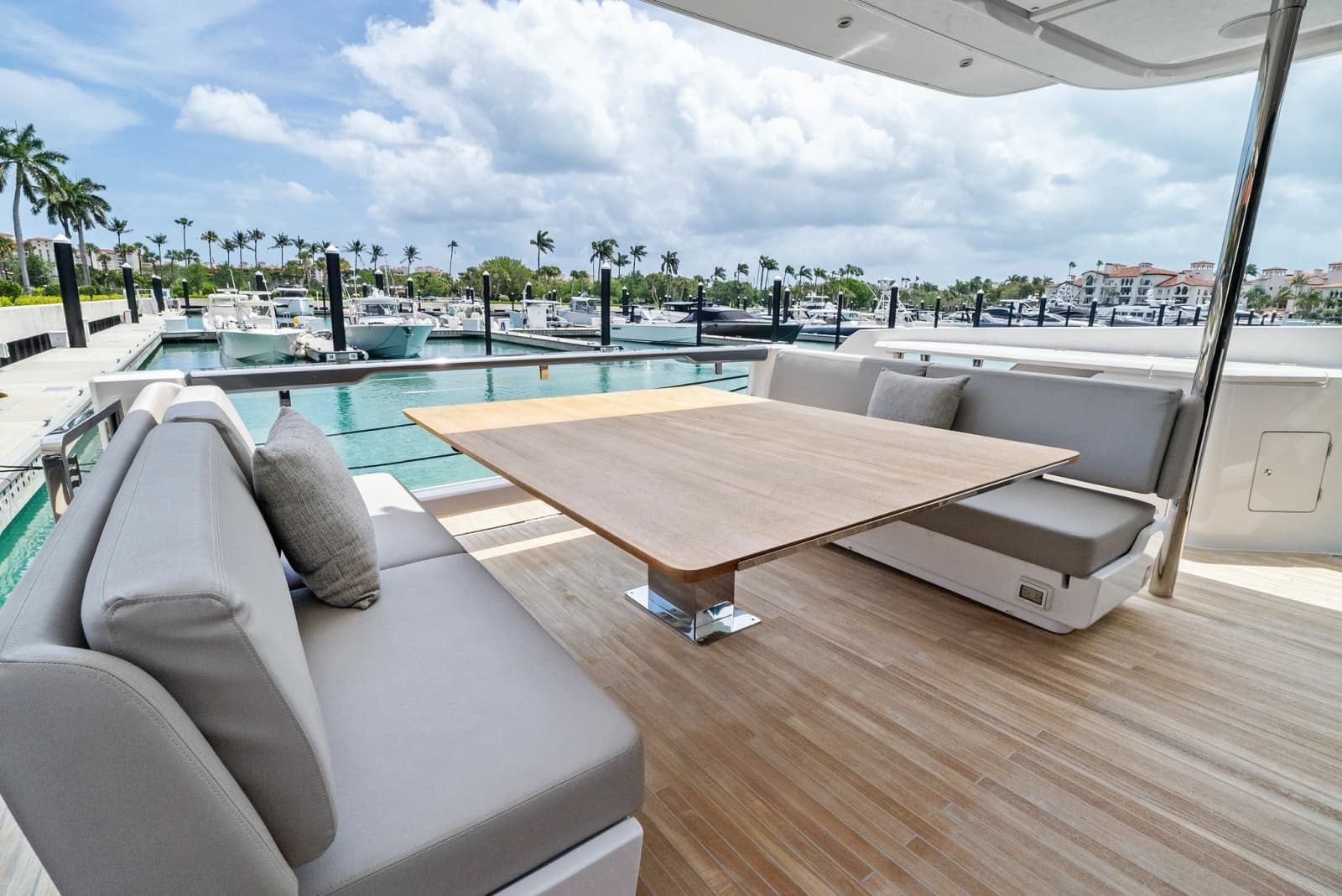 2023 Ferretti Yachts 860