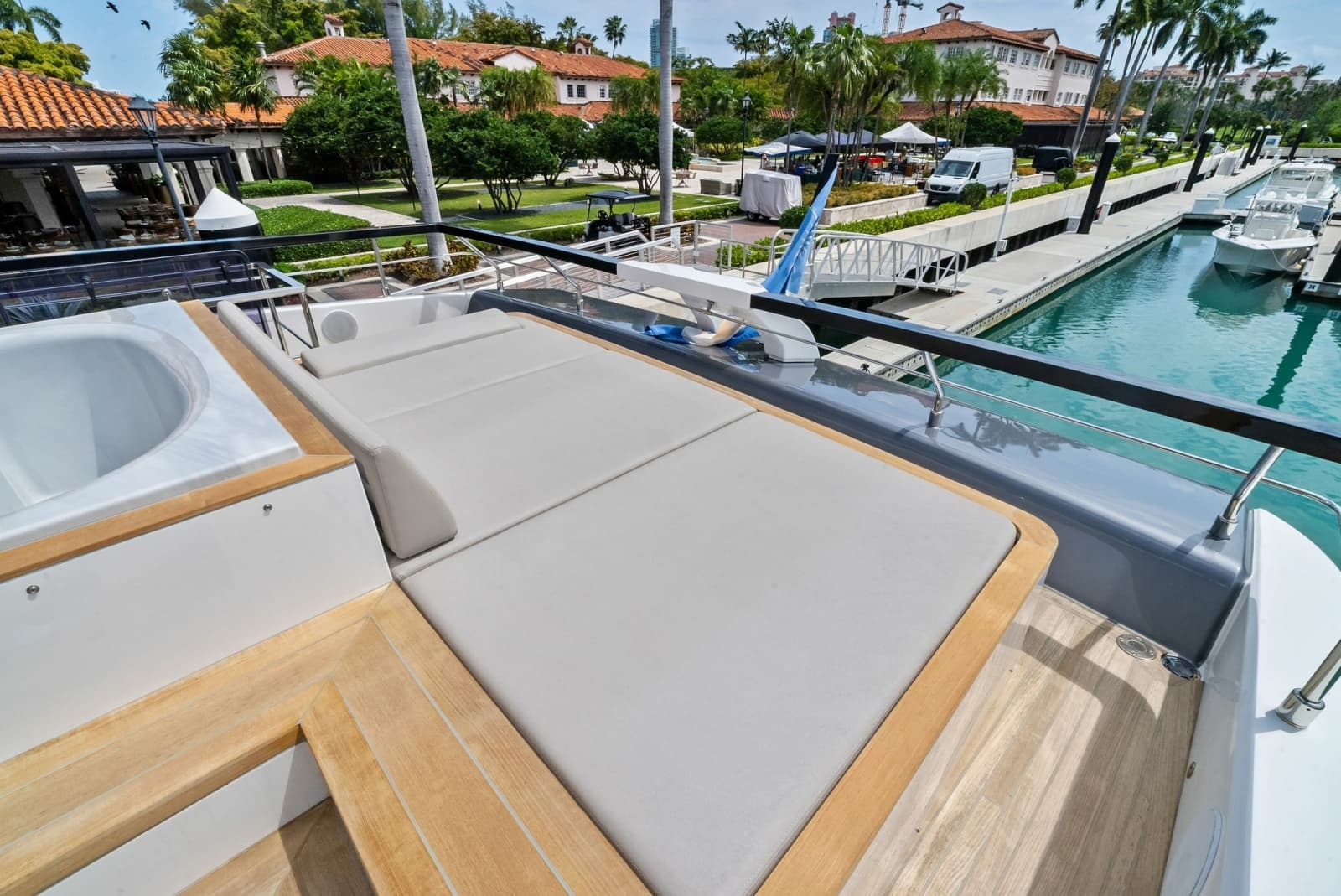 2023 Ferretti Yachts 860