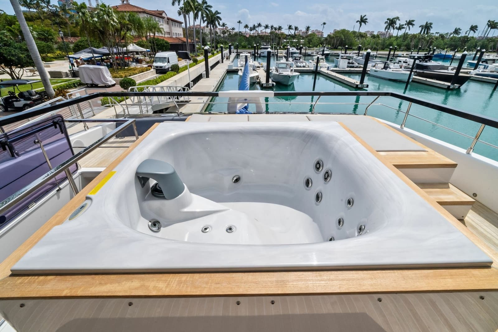 2023 Ferretti Yachts 860