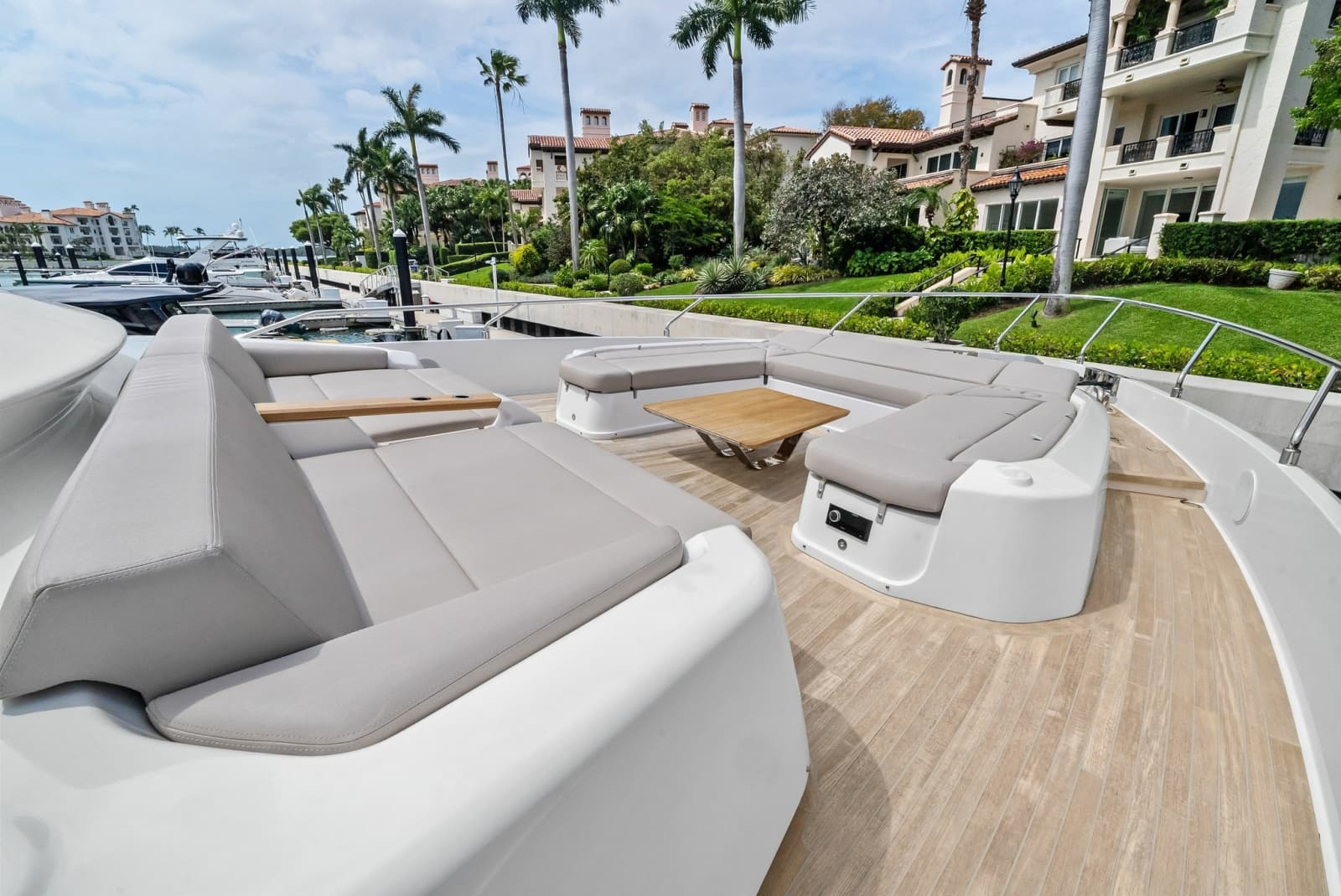 2023 Ferretti Yachts 860