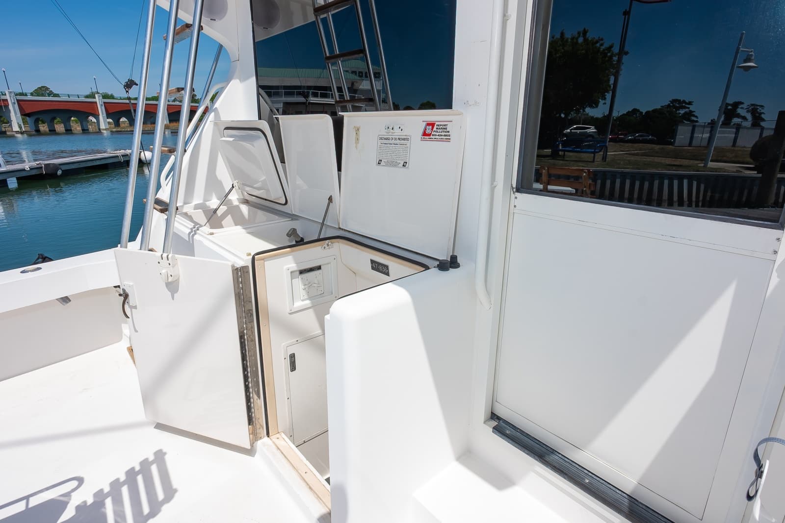 1998 Viking 47 Convertible - Photo 19