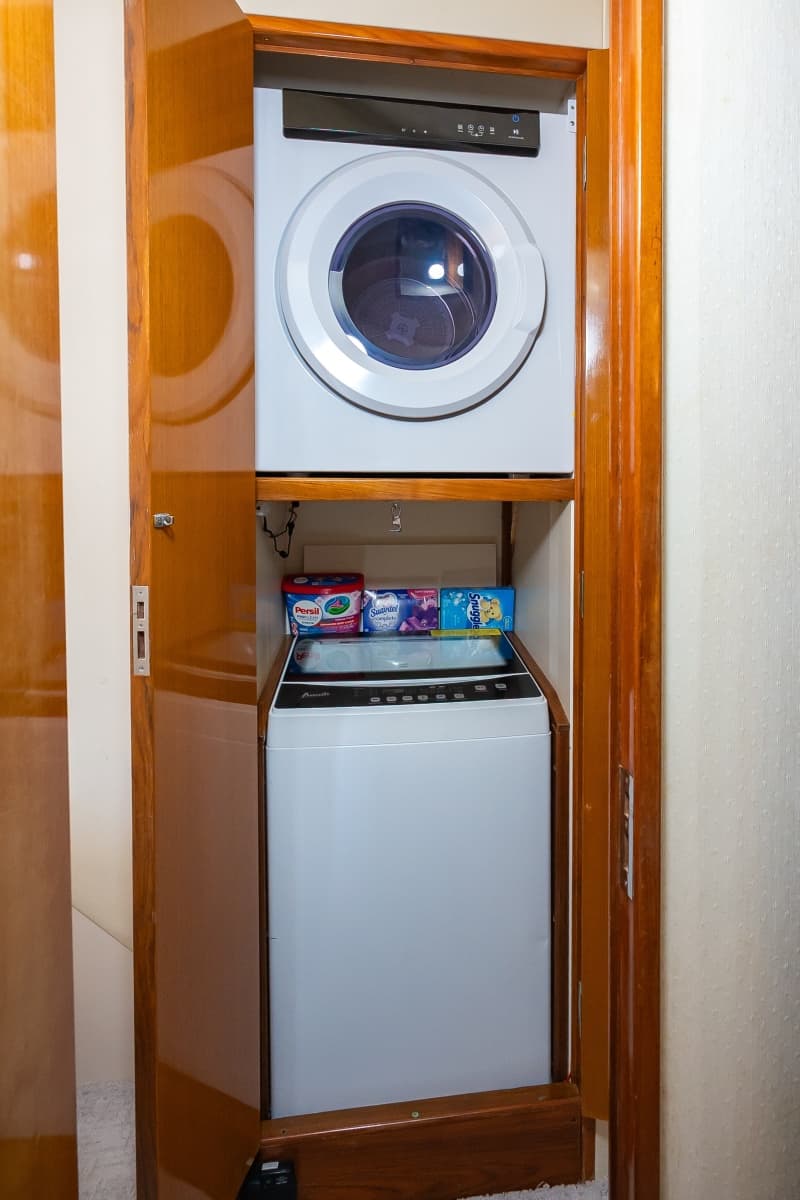 1998 Viking 47 Convertible - Photo 45