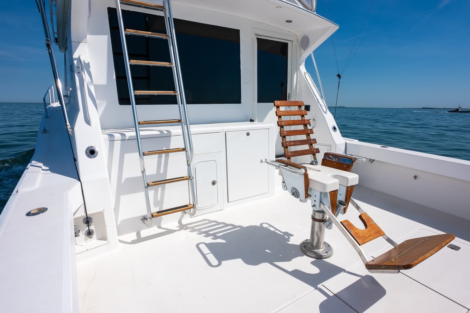 1998 Viking 47 Convertible - Photo 18