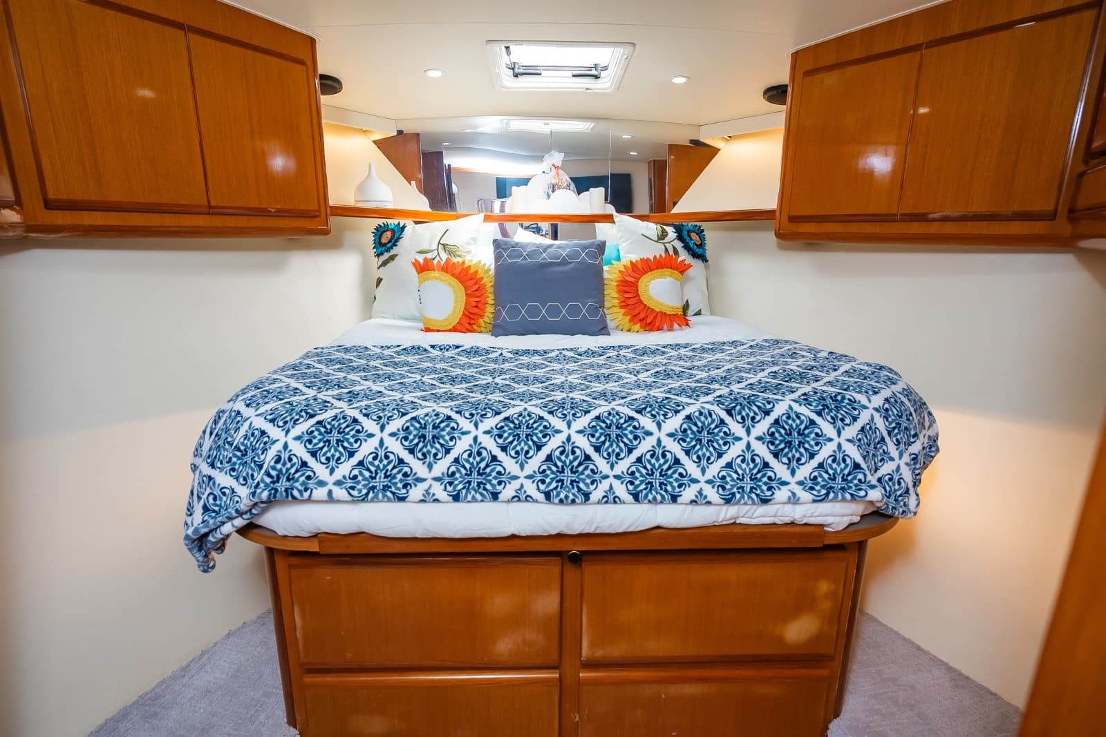 1998 Viking 47 Convertible - Photo 37