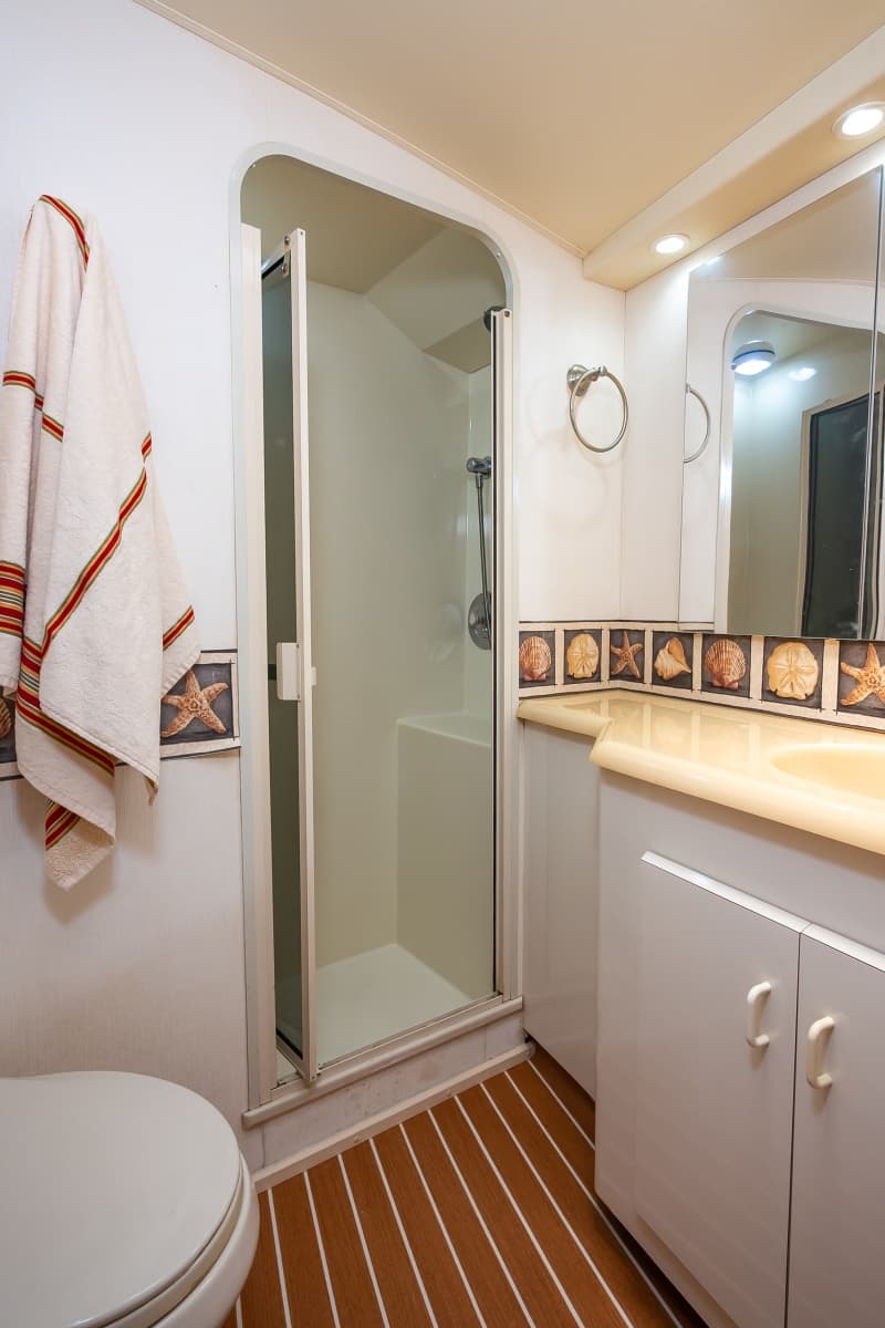 1998 Viking 47 Convertible - Photo 40