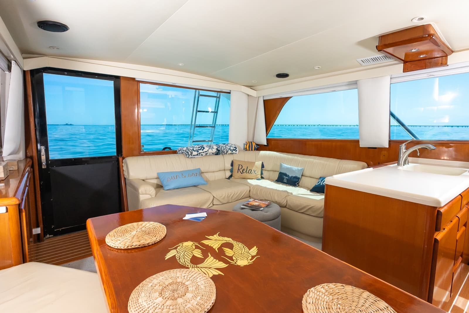 1998 Viking 47 Convertible - Photo 31