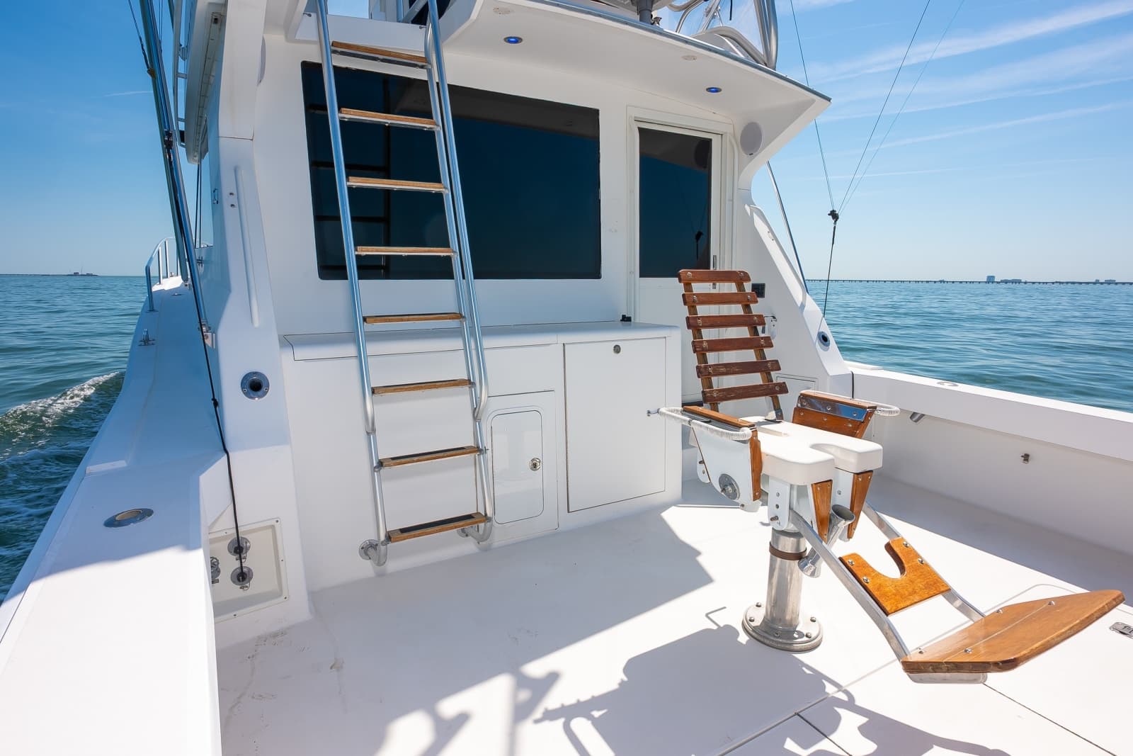 1998 Viking 47 Convertible - Photo 15