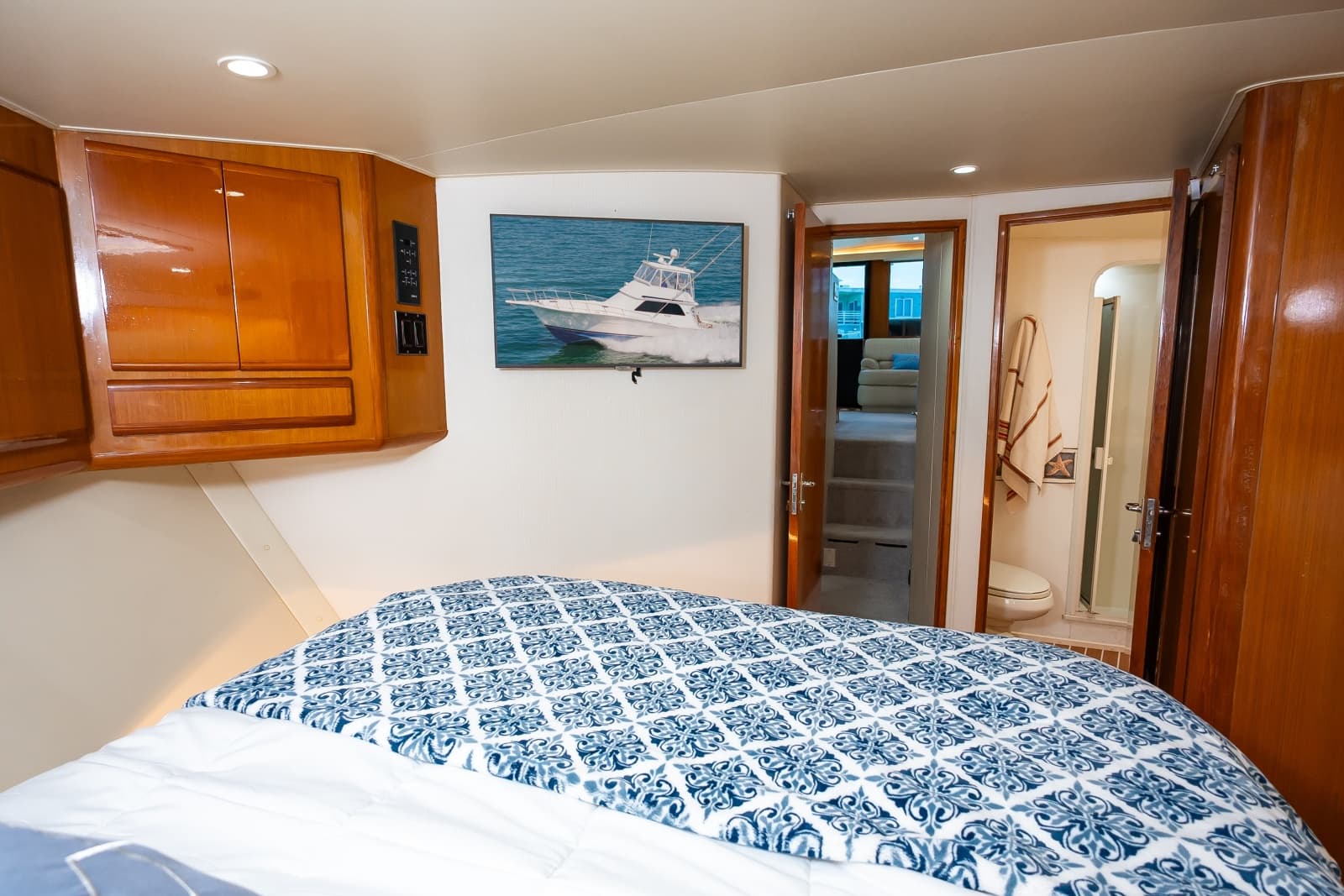 1998 Viking 47 Convertible - Photo 38
