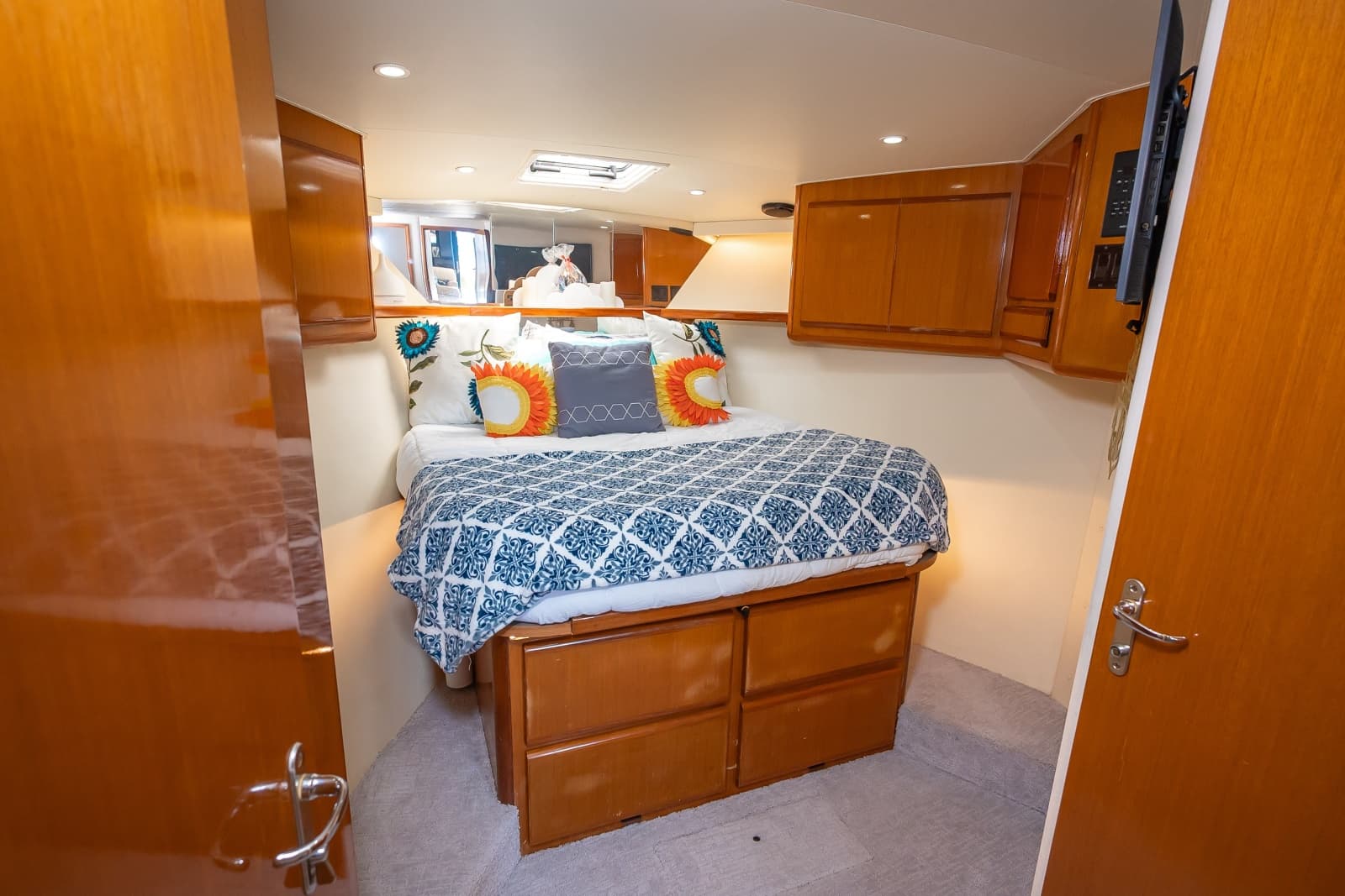 1998 Viking 47 Convertible - Photo 36