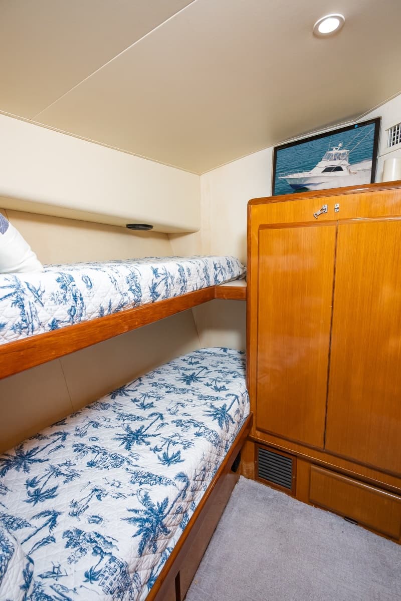 1998 Viking 47 Convertible - Photo 42