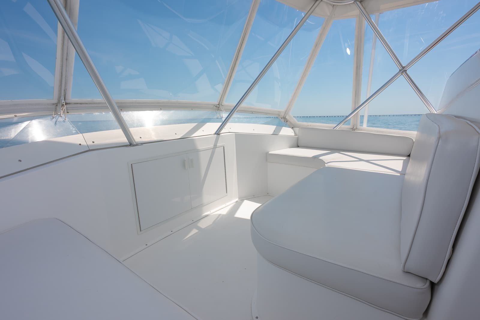 1998 Viking 47 Convertible - Photo 23