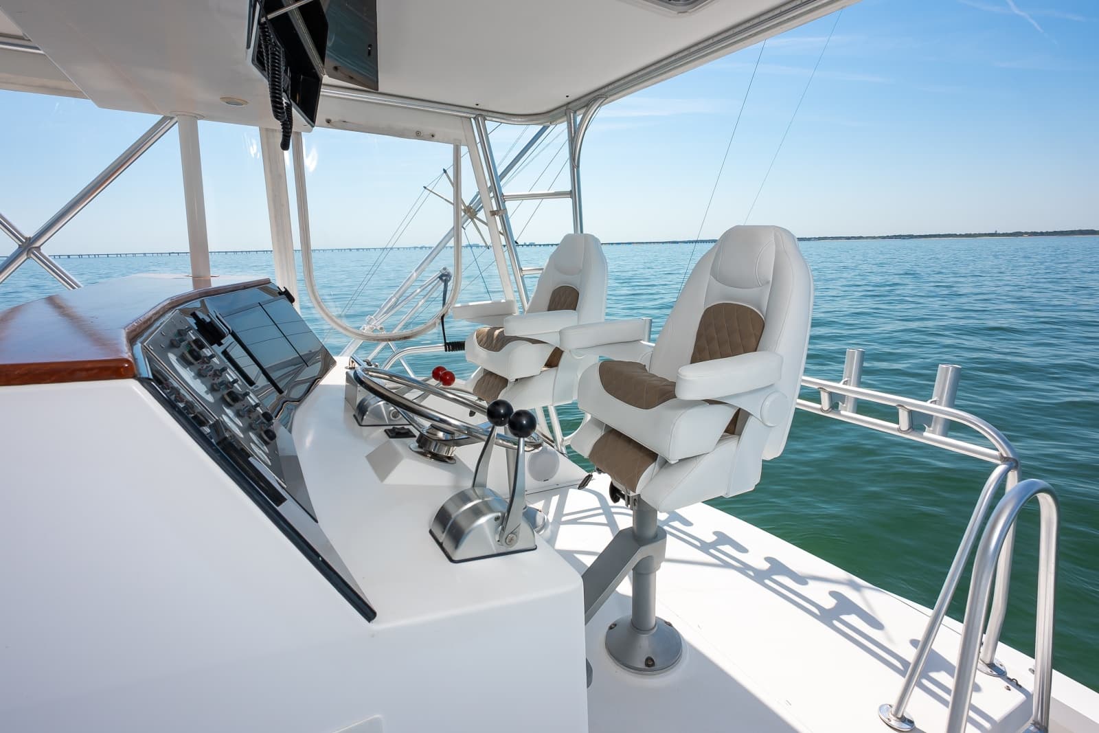 1998 Viking 47 Convertible - Photo 21