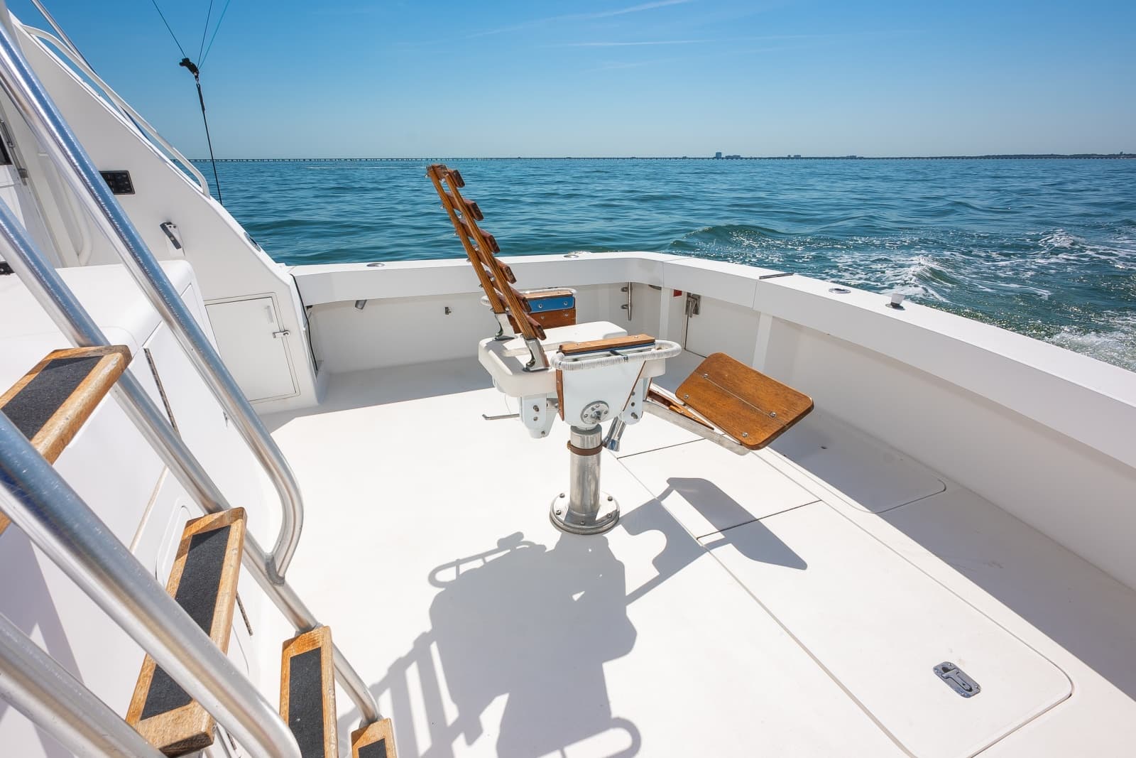 1998 Viking 47 Convertible - Photo 17
