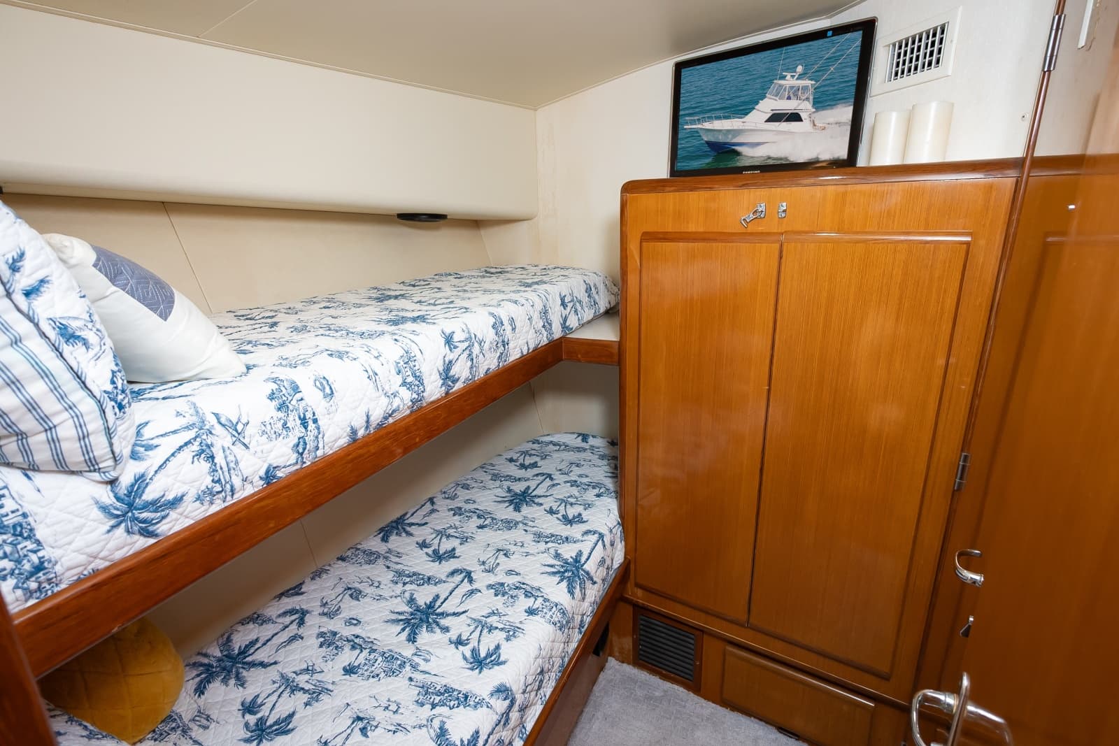 1998 Viking 47 Convertible - Photo 41