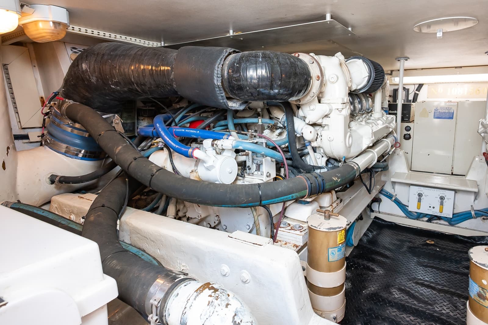1998 Viking 47 Convertible - Photo 48