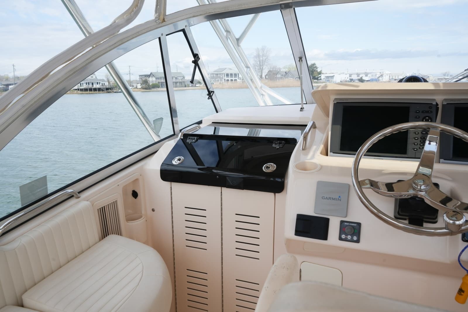 2009 Grady-White Express 330