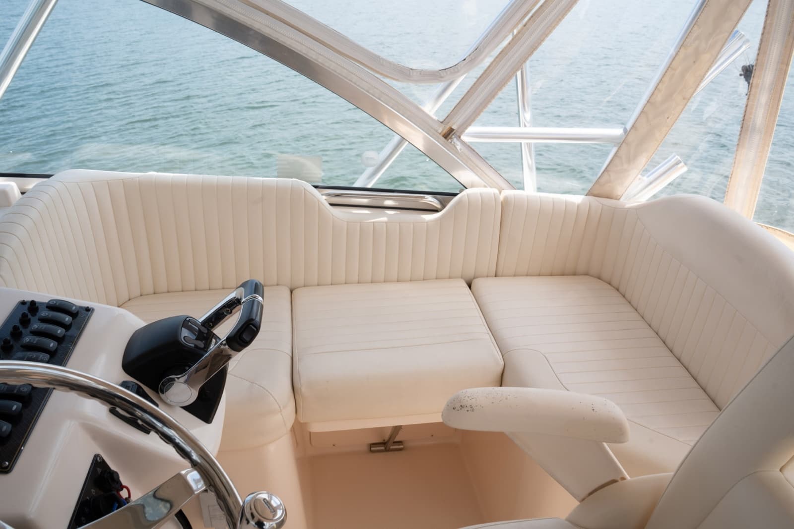 2009 Grady-White Express 330