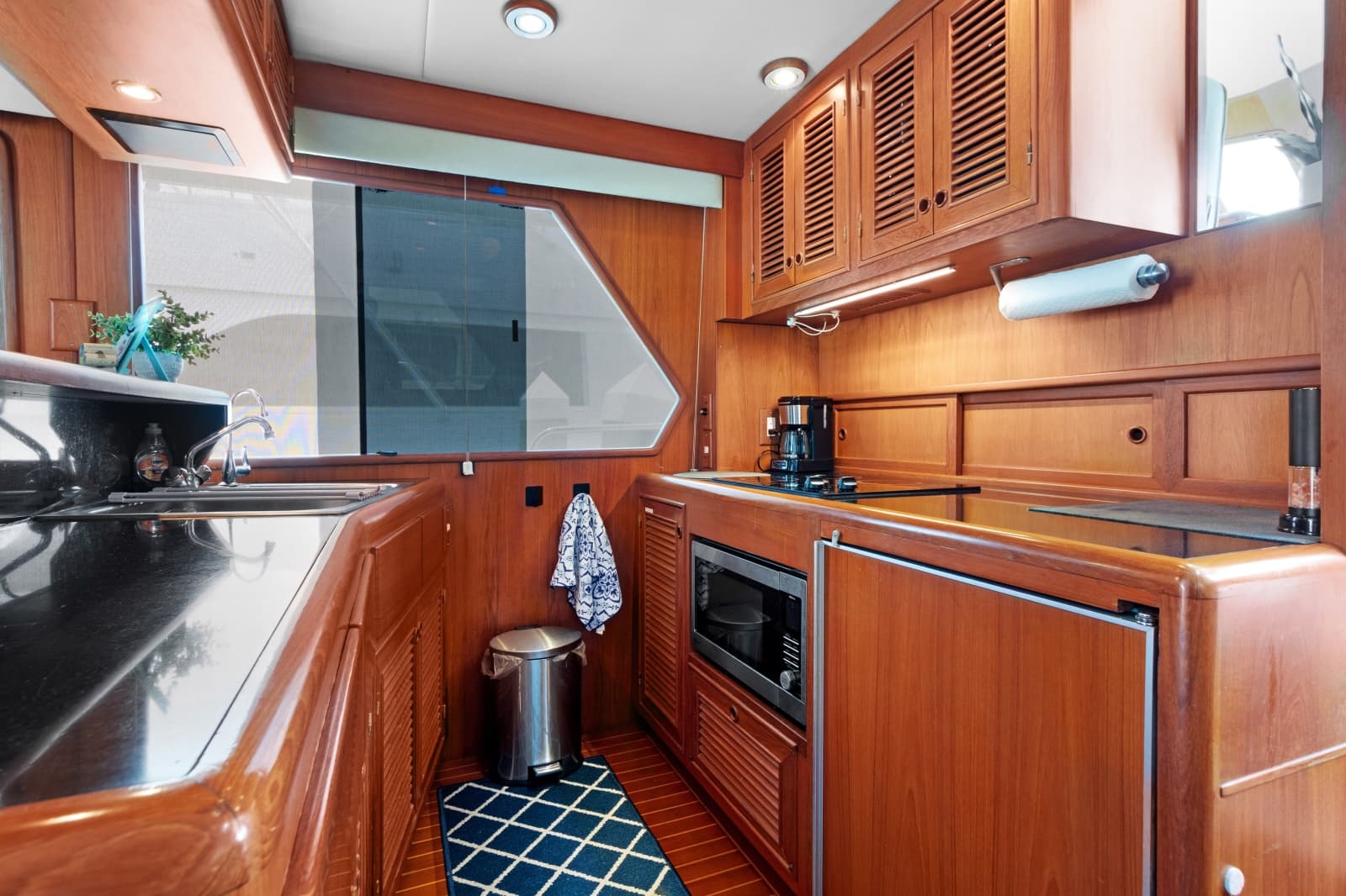 1999 Offshore Yachts 48 Pilothouse - Photo 22