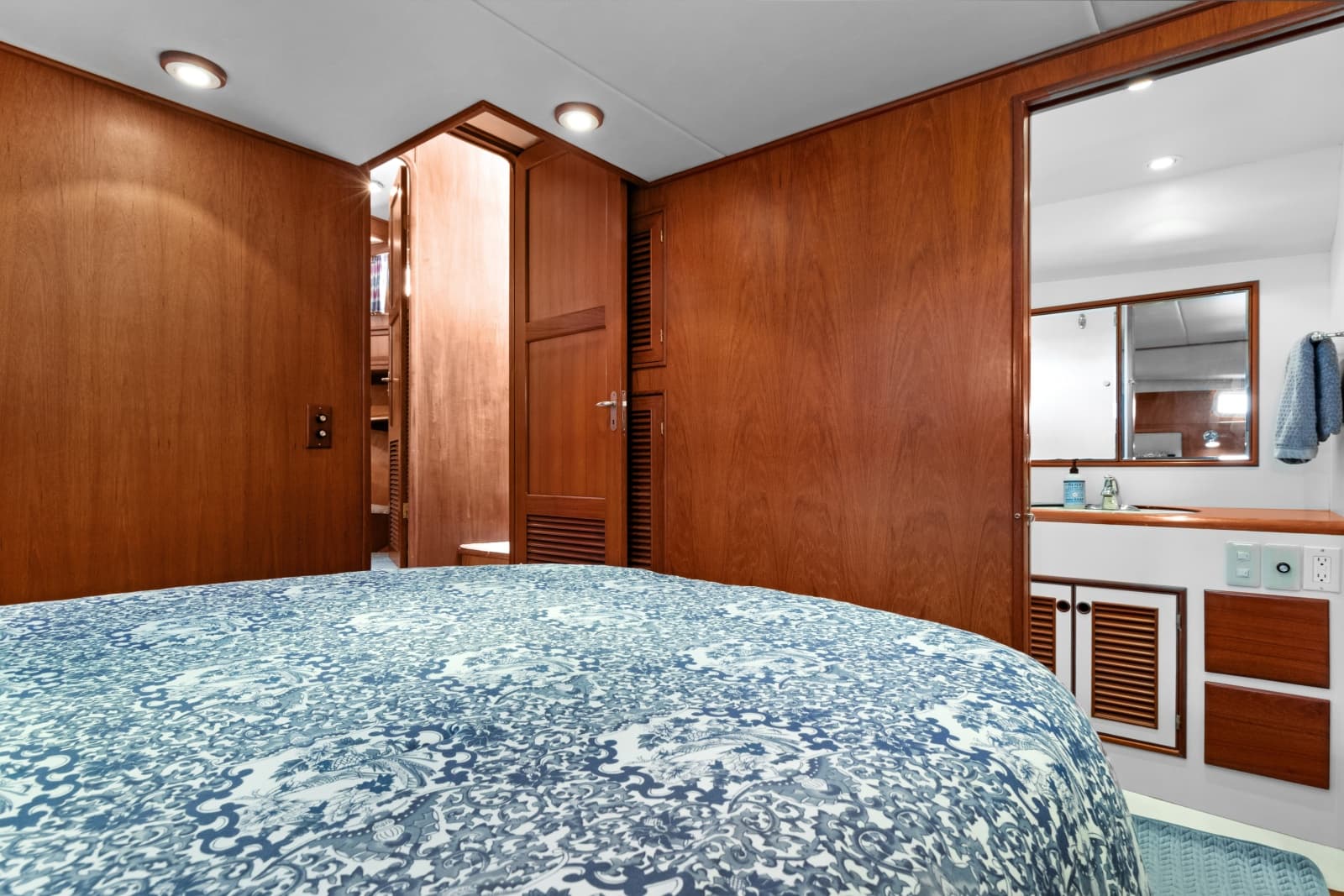 1999 Offshore Yachts 48 Pilothouse - Photo 27