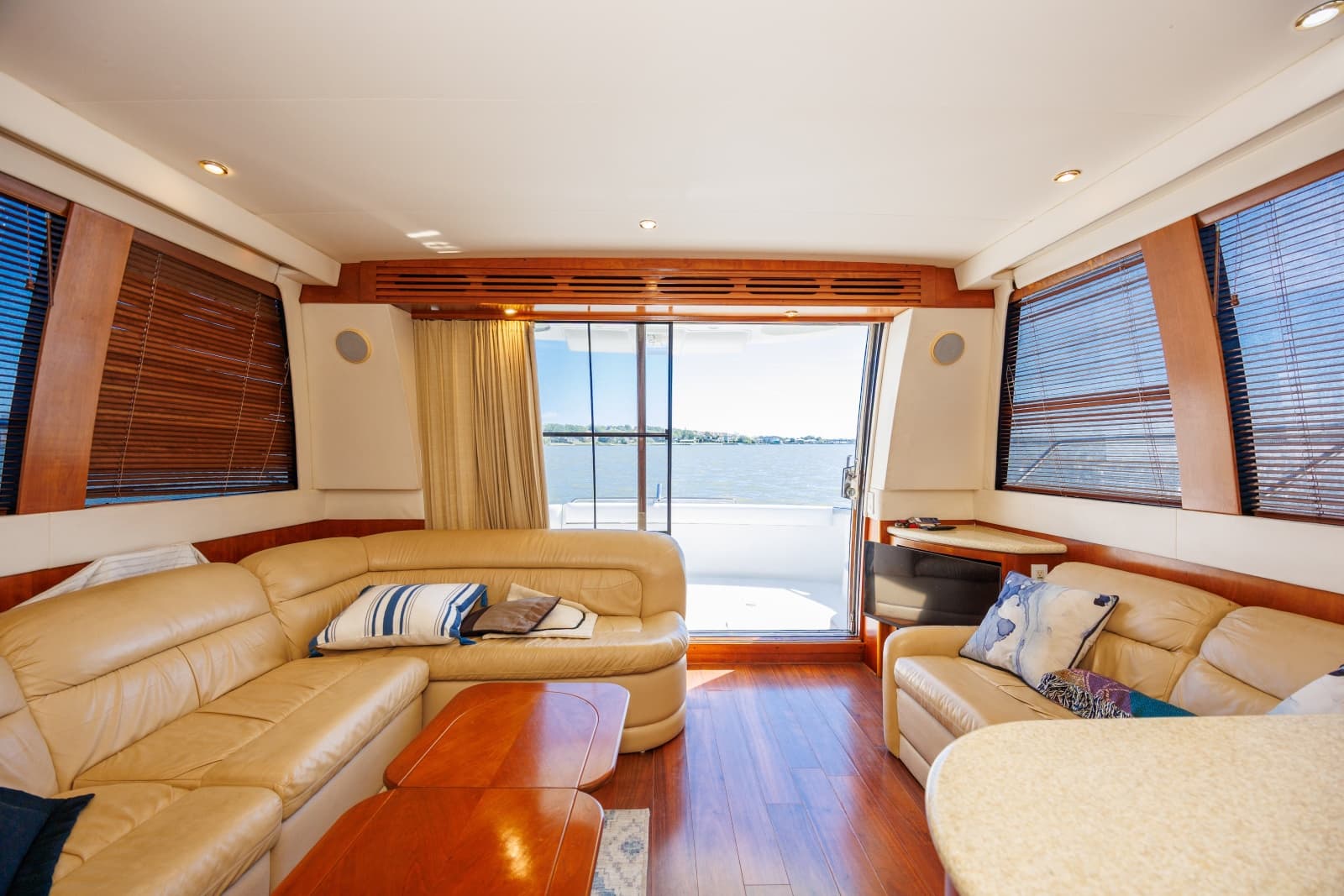 1999 Carver 530 Voyager - Photo 8