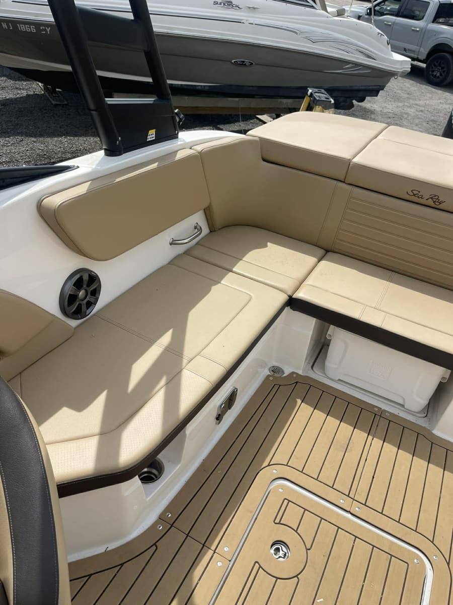 2019 Sea Ray 230 Bow Rider