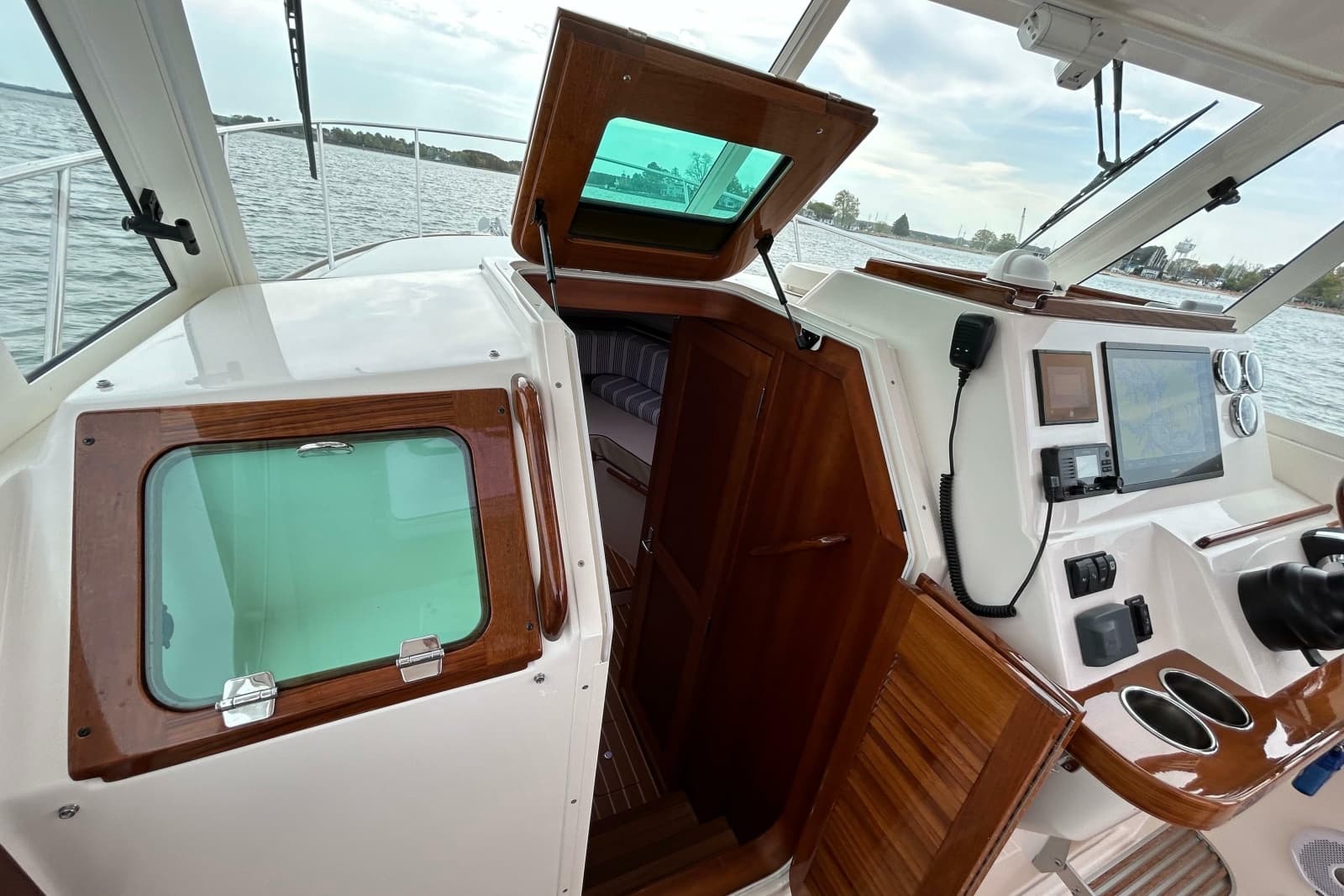 2020 Hunt Yachts Surfhunter 32