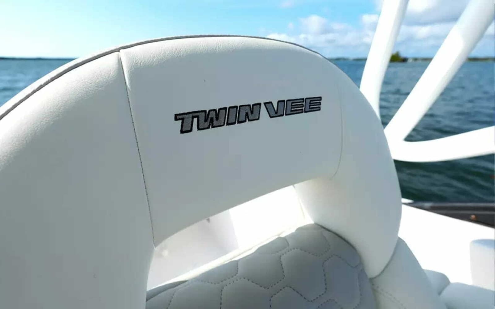 2026 Twin Vee 240 GFX DC