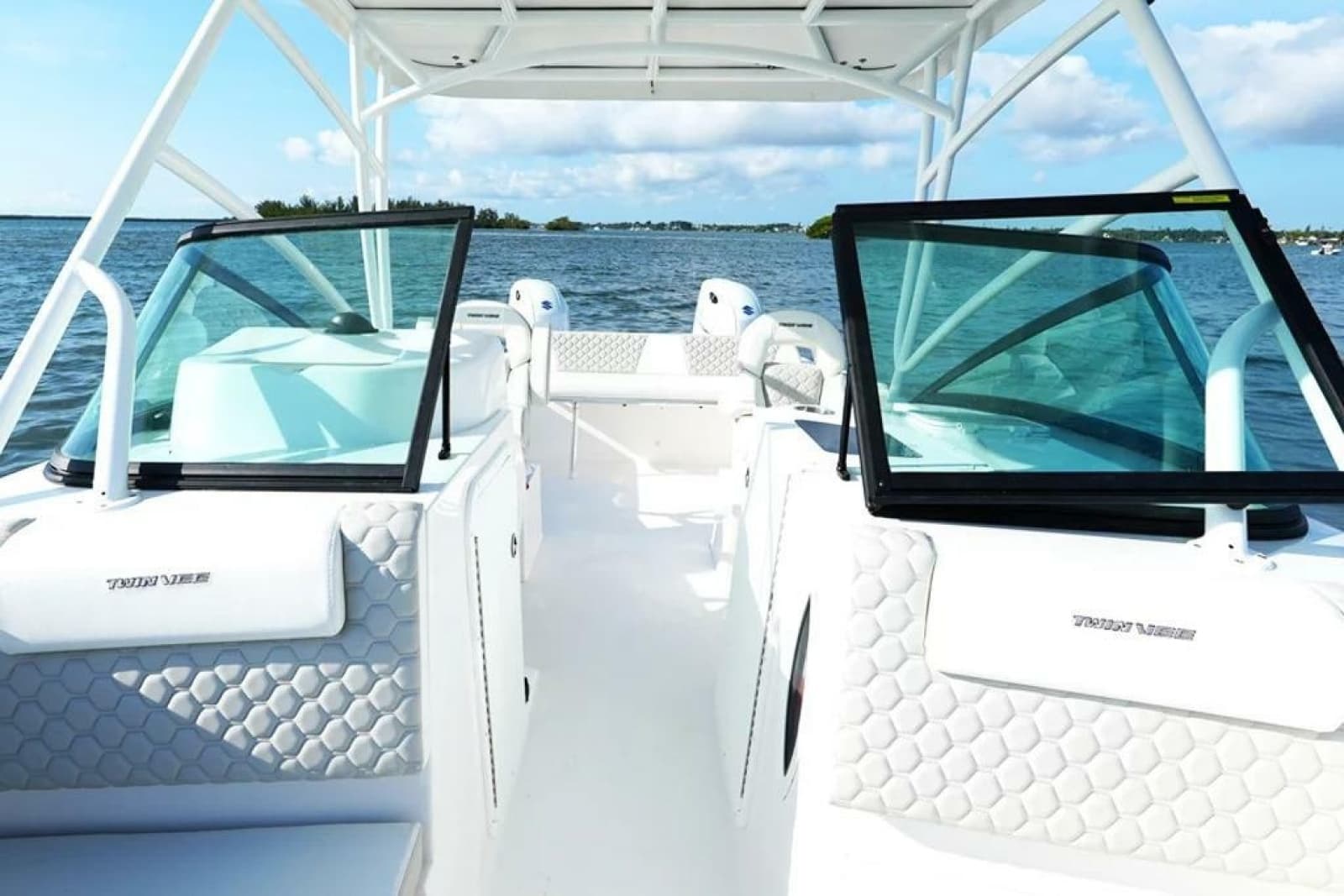 2026 Twin Vee 240 GFX DC