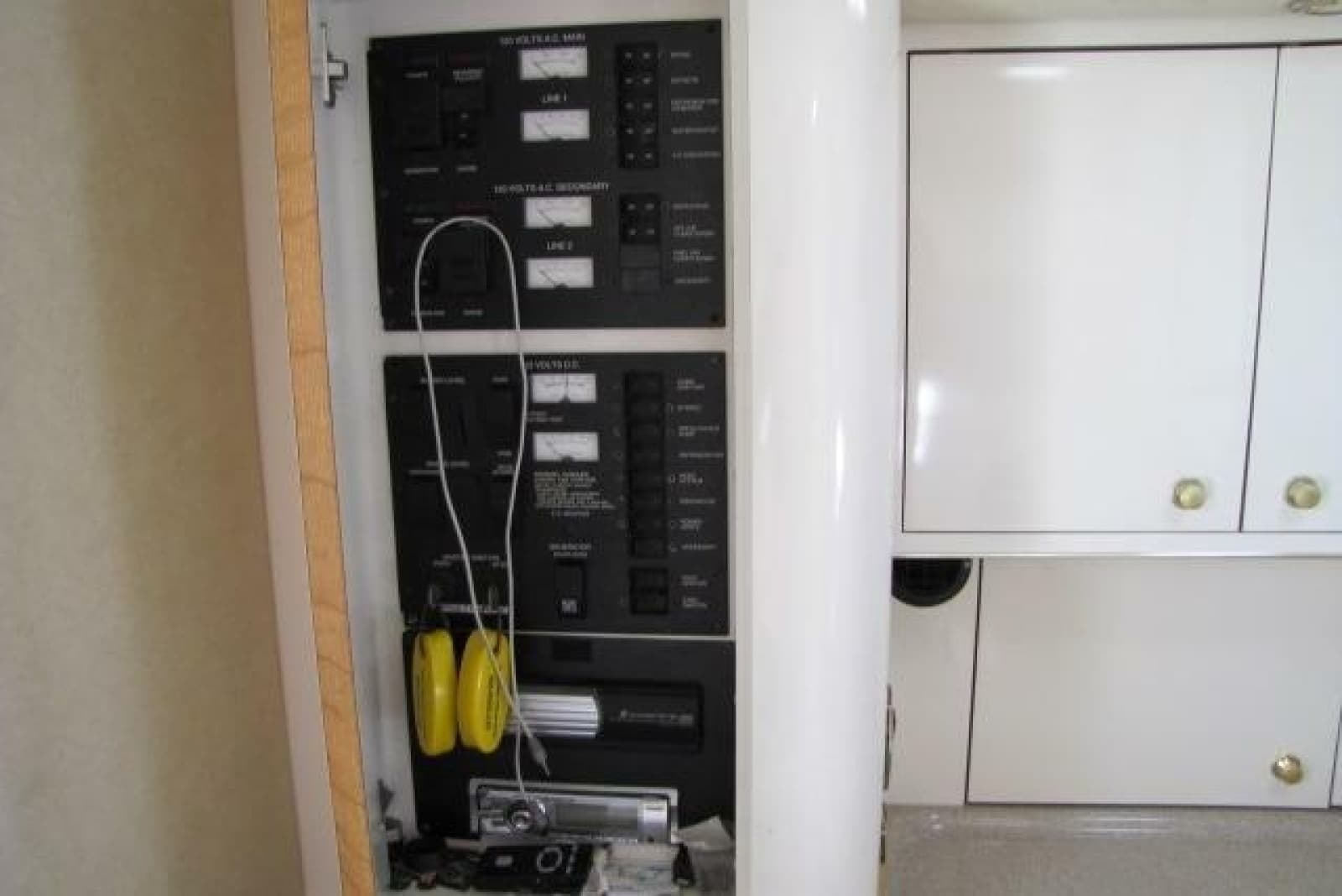 1997 Sea Ray 370 Express Cruiser - Photo 43