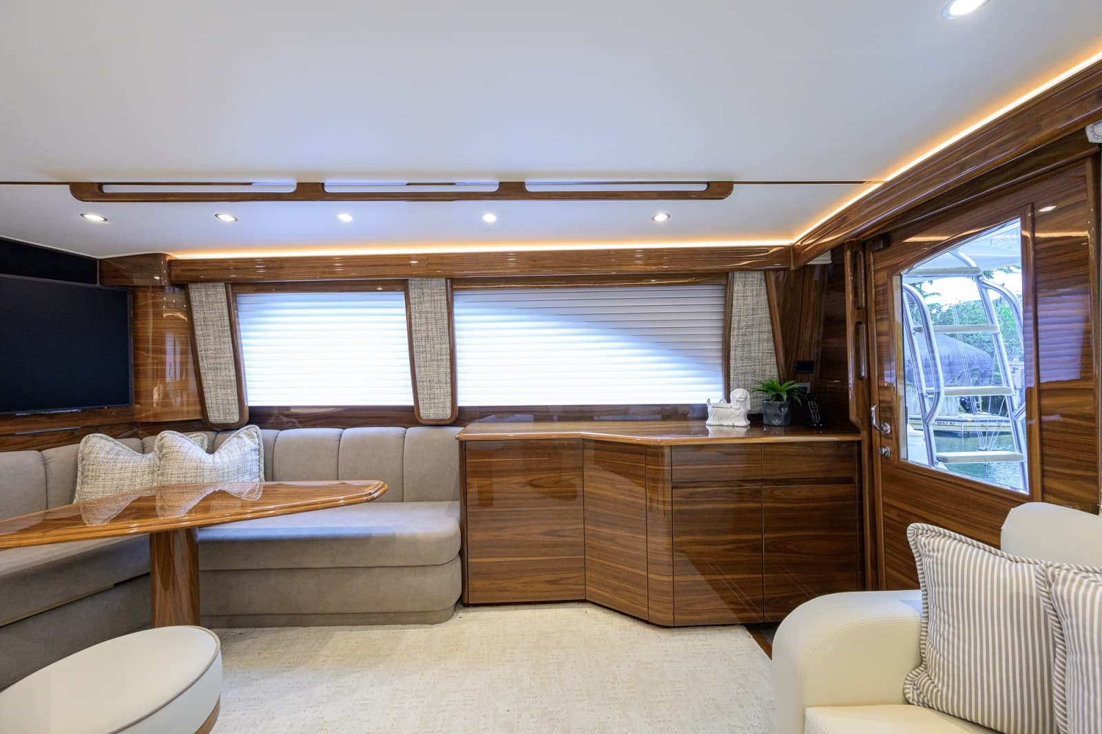 2024 Viking 54 Convertible - Photo 5