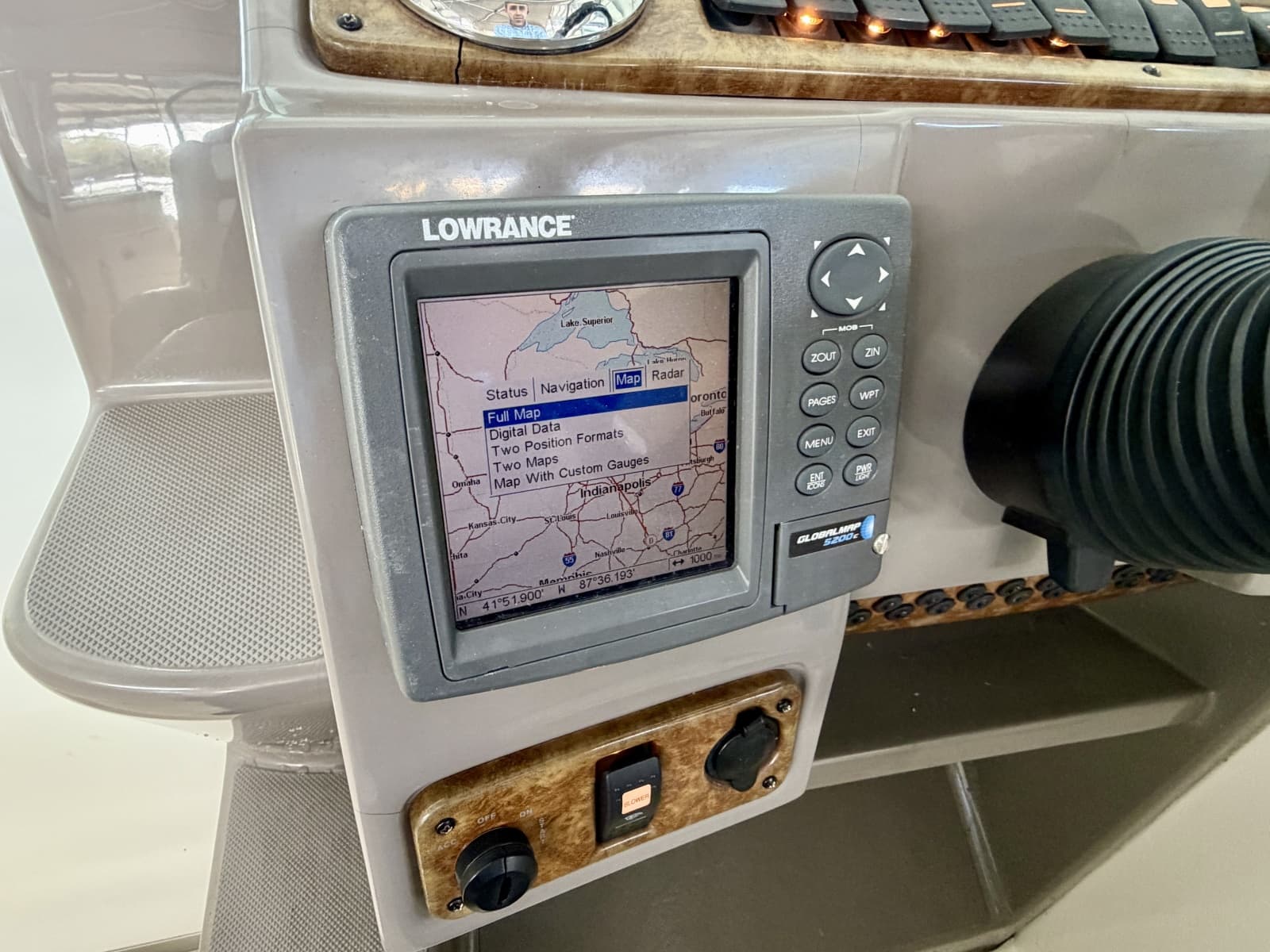 2008 Rinker 280 Express Cruiser