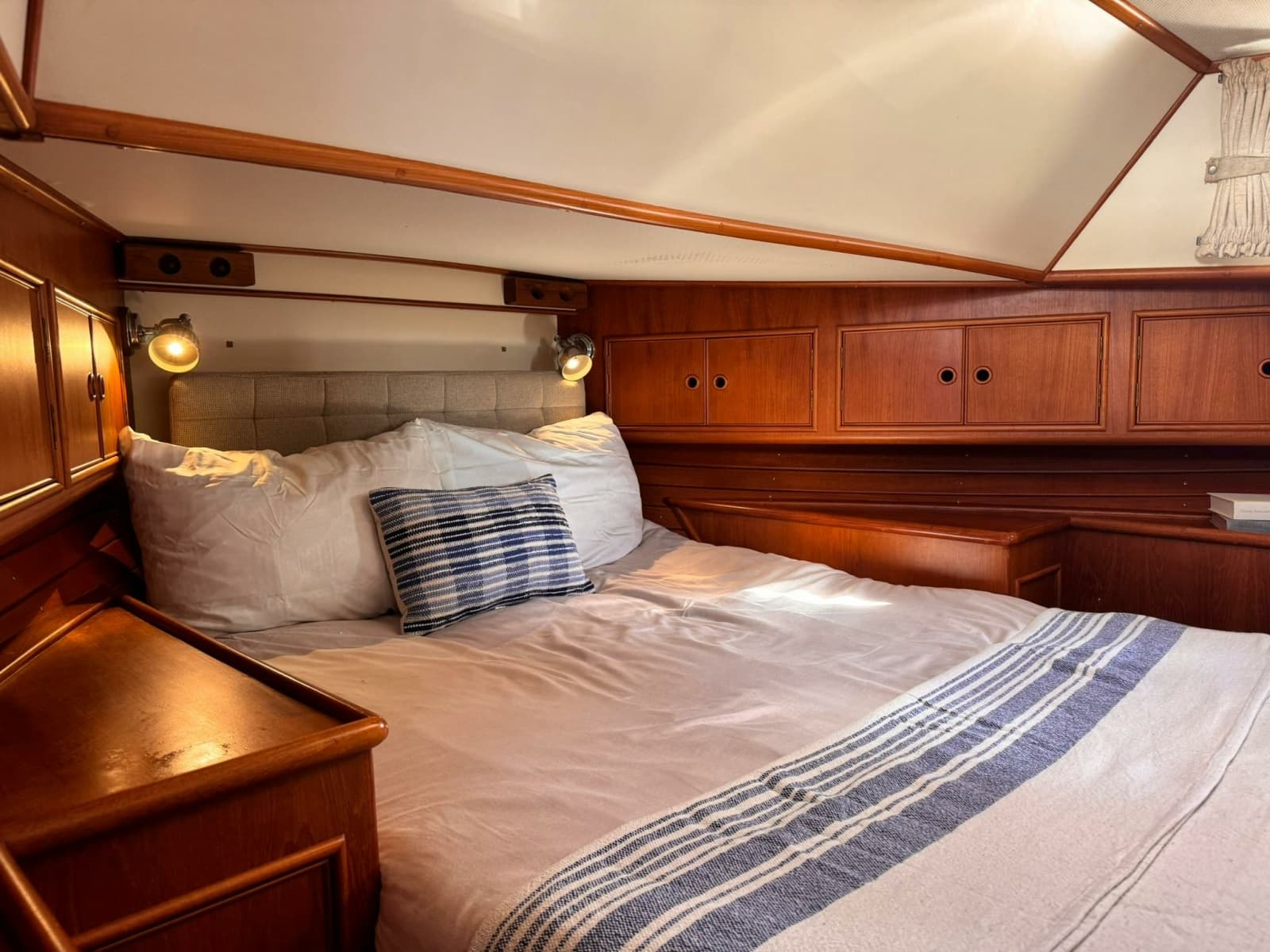1999 Grand Banks Yachts  - Photo 28