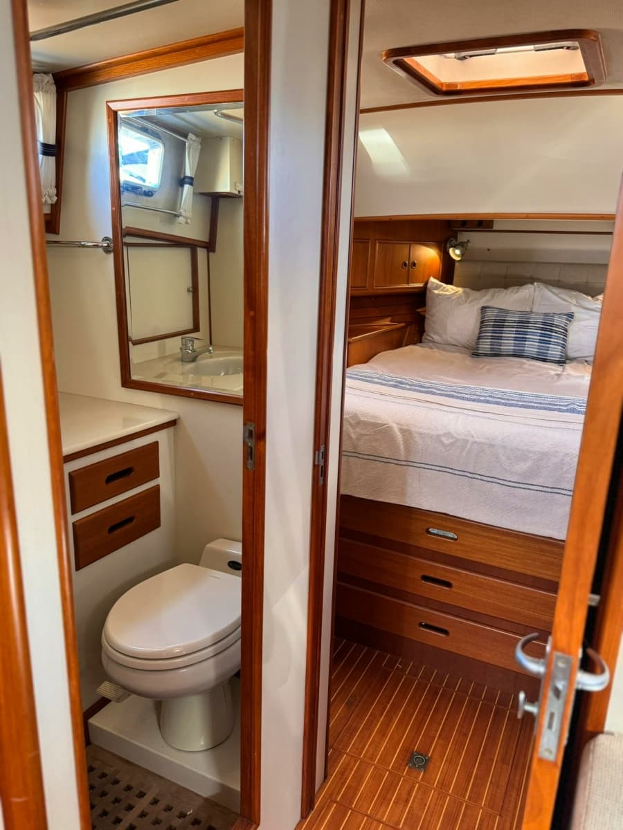 1999 Grand Banks Yachts  - Photo 25