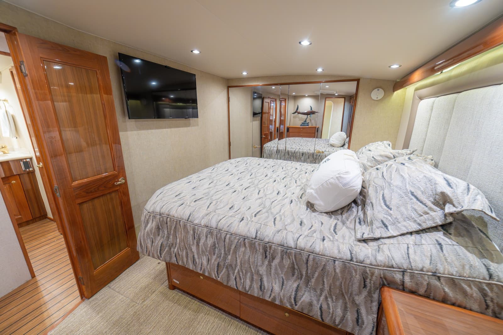 2005 Viking 61 Convertible - Photo 28