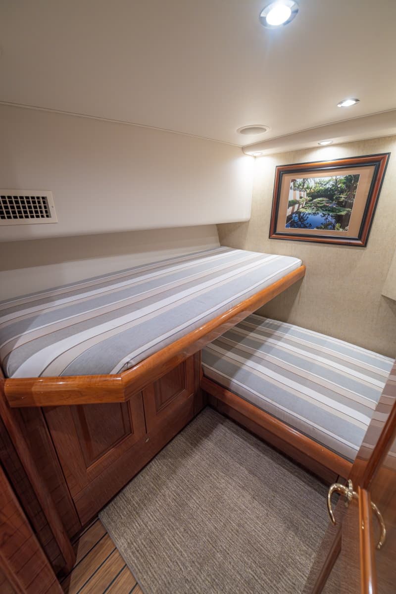 2005 Viking 61 Convertible - Photo 21