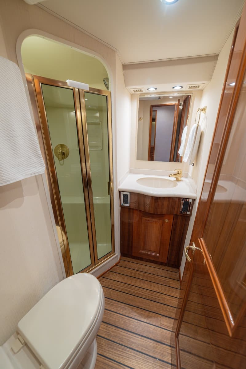 2005 Viking 61 Convertible - Photo 25