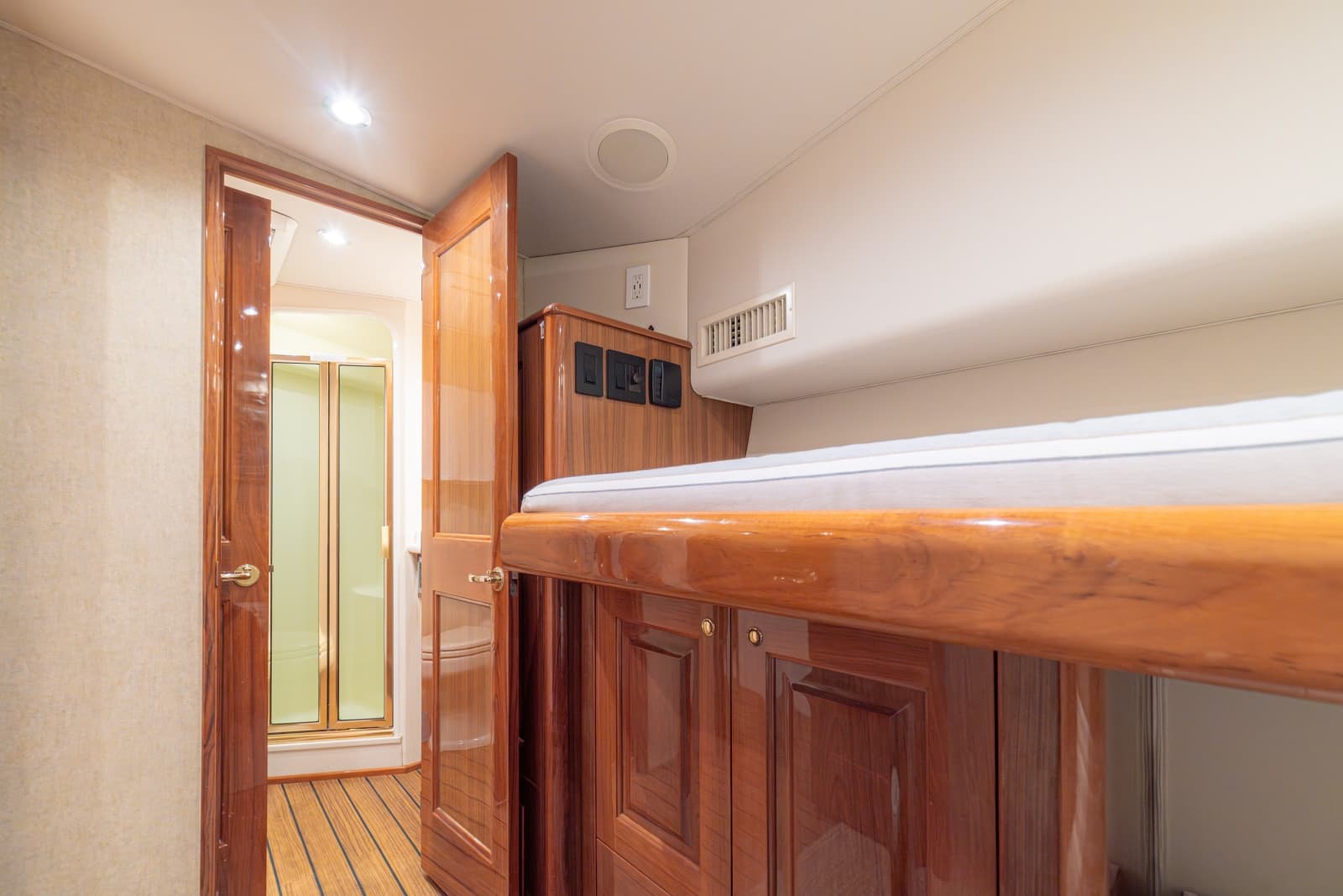 2005 Viking 61 Convertible - Photo 22